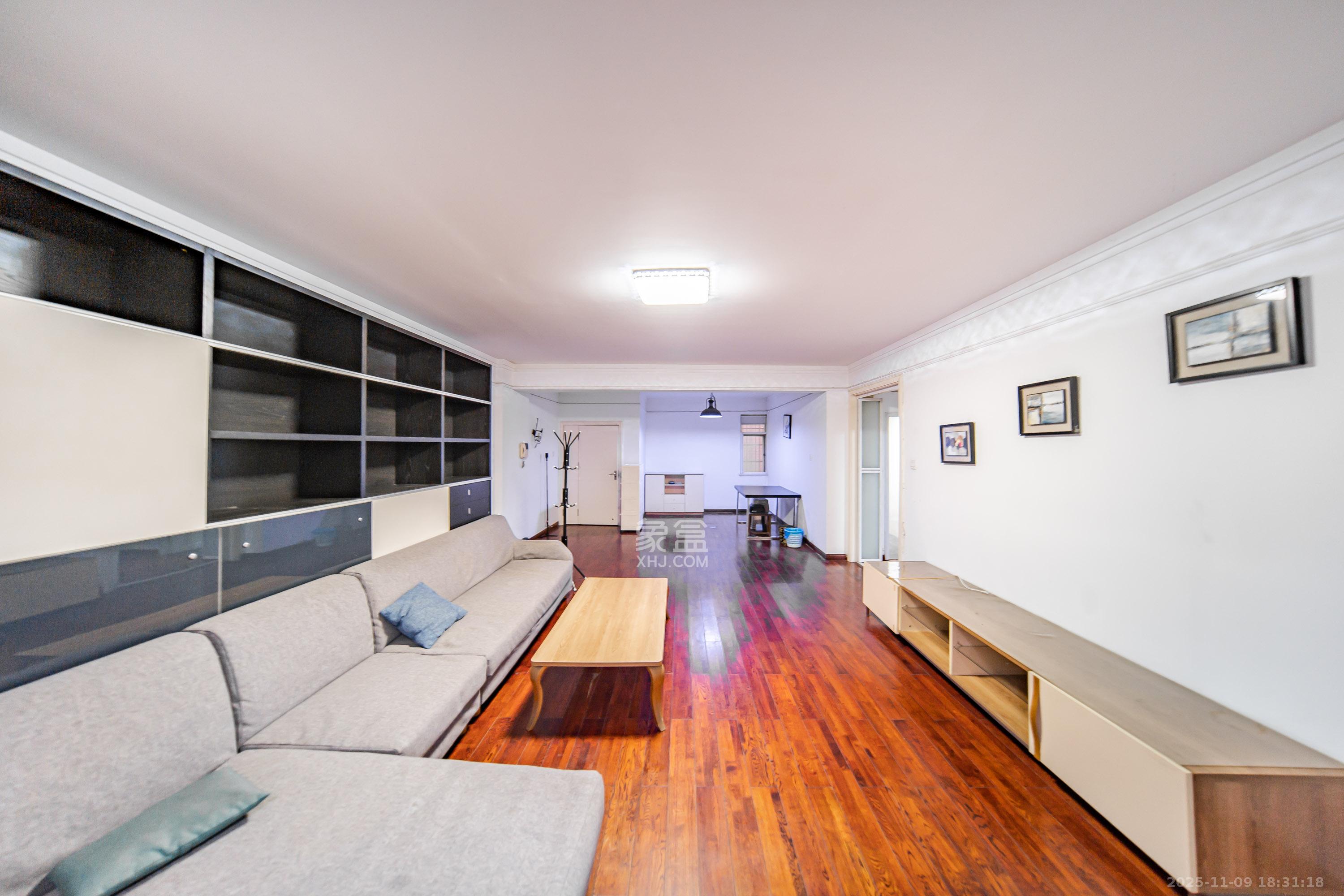 四季阳光花城  4室2厅2卫    180.0万客厅