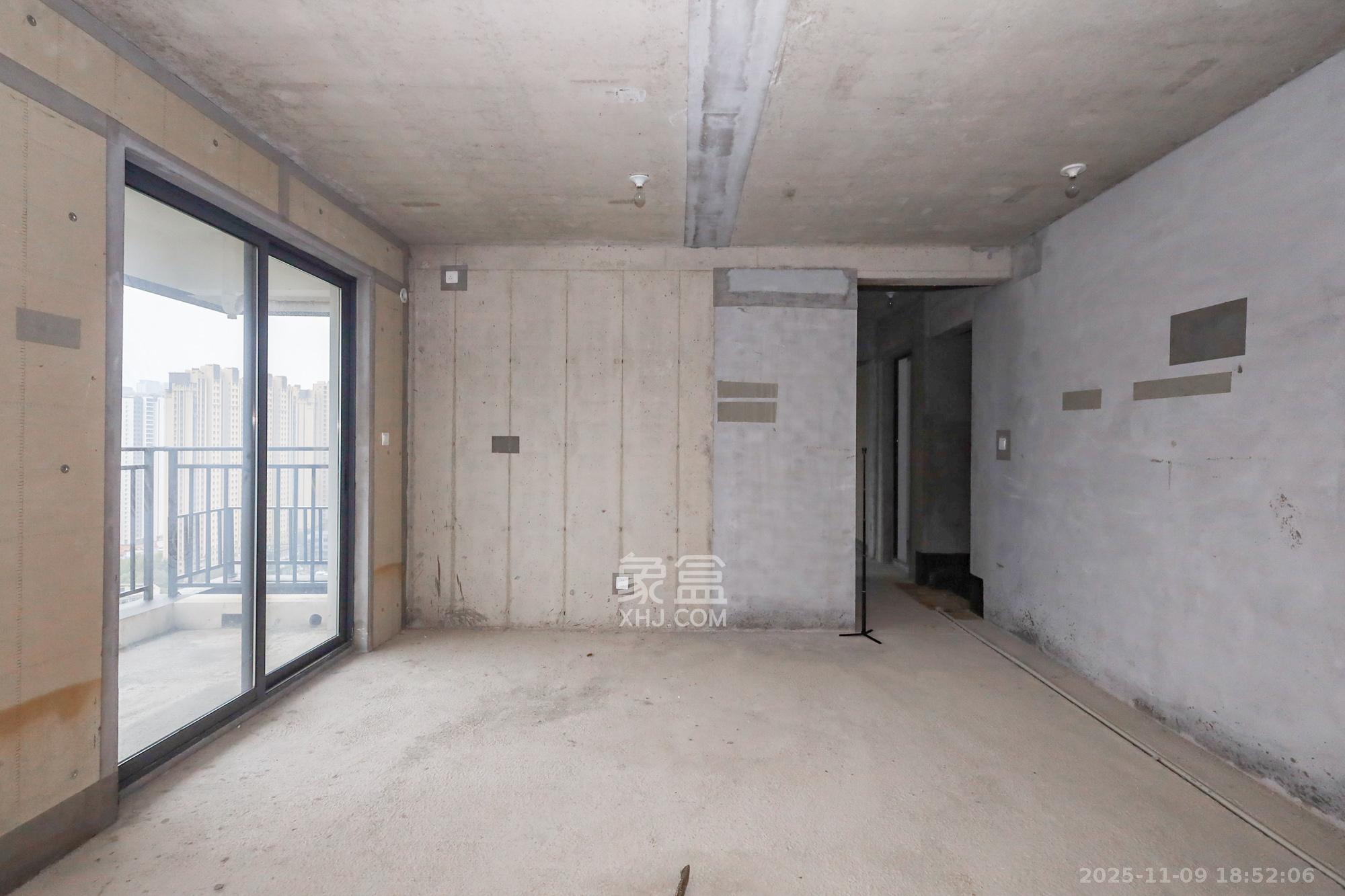 轨道中建麓江府 3室2厅2卫 165.0万 轨道中建麓江府 3室2厅2卫 165.0万客厅