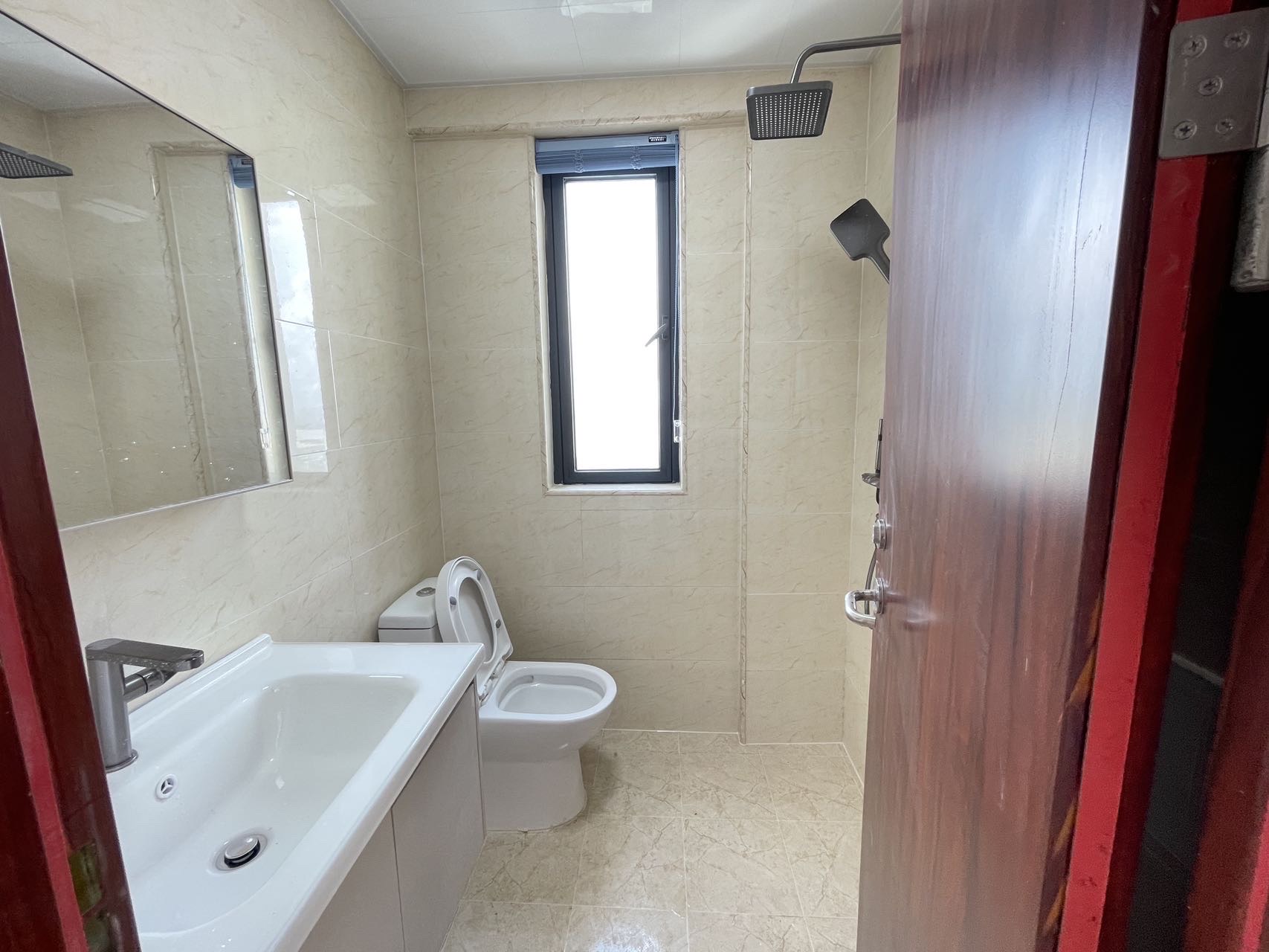 金龙苑  3室2厅2卫    116.0万客厅