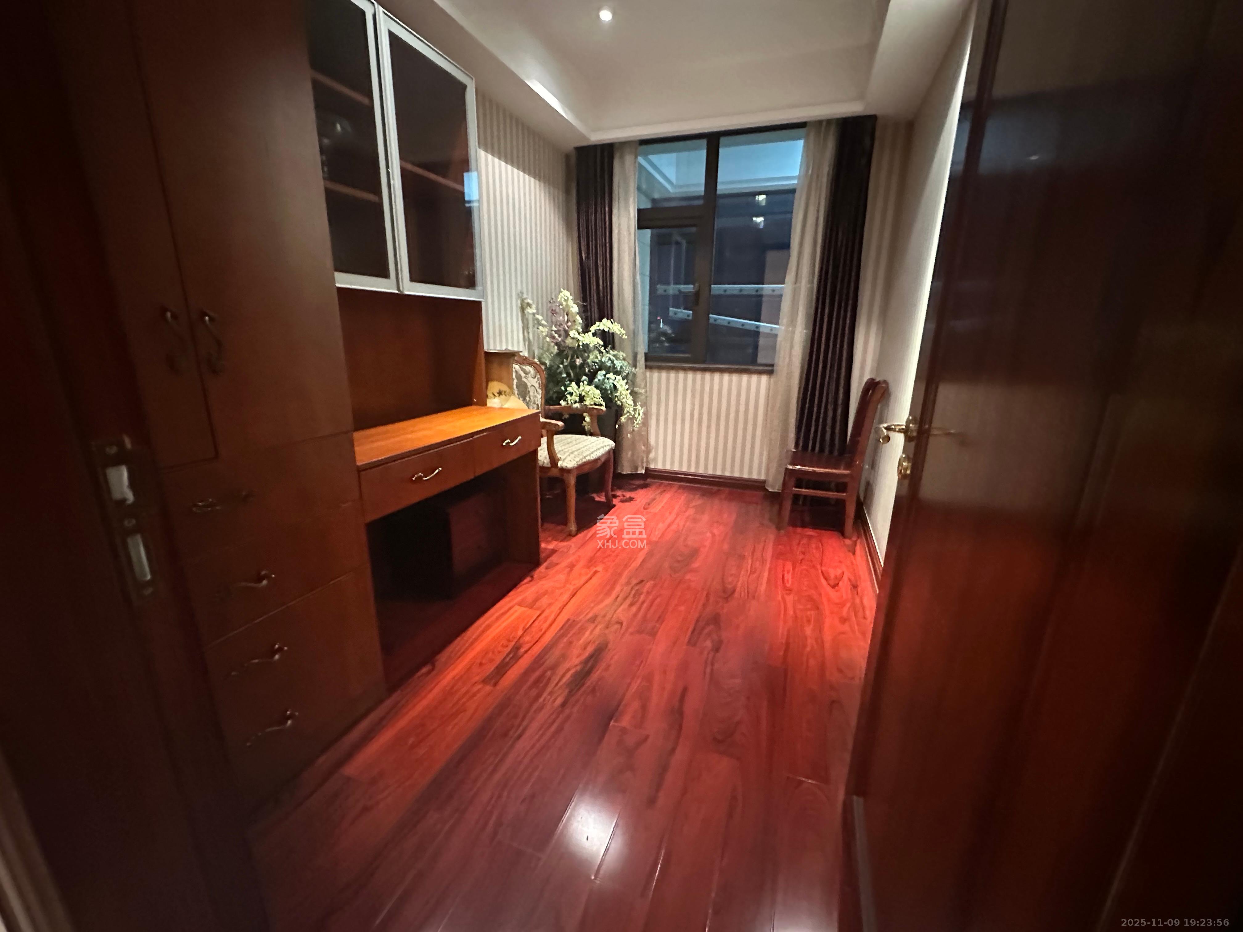 运达中央广场一、二期  3室2厅2卫    8000.0元/月室内图