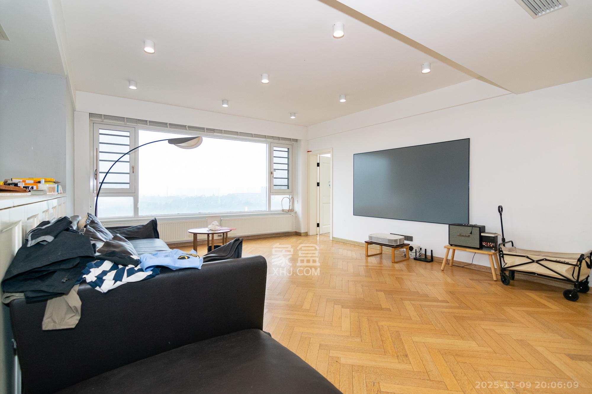 丽景华庭 4室2厅2卫 110.0万 丽景华庭 4室2厅2卫 110.0万客厅