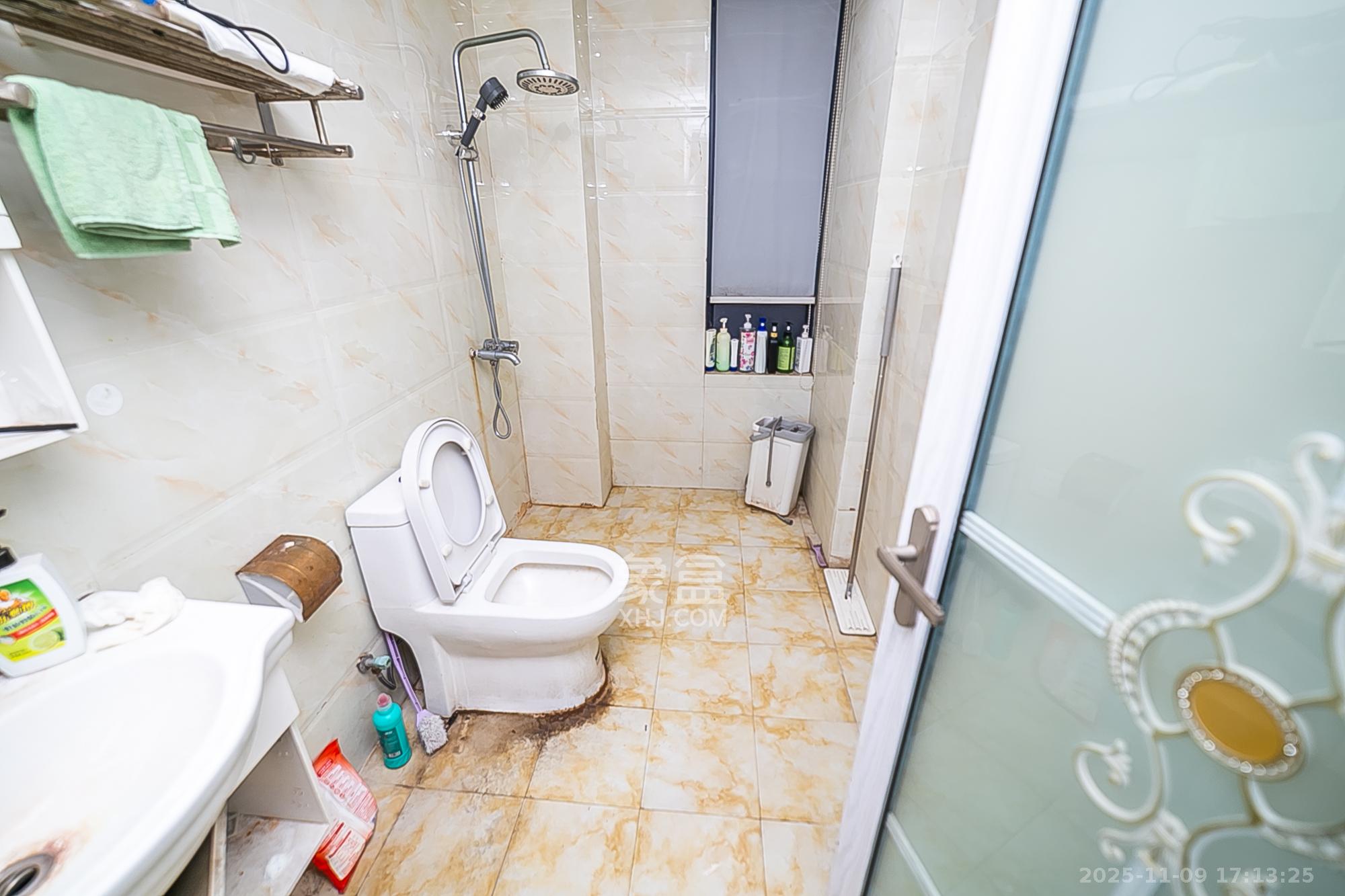 荣悦台  3室2厅2卫    155.0万卫生间