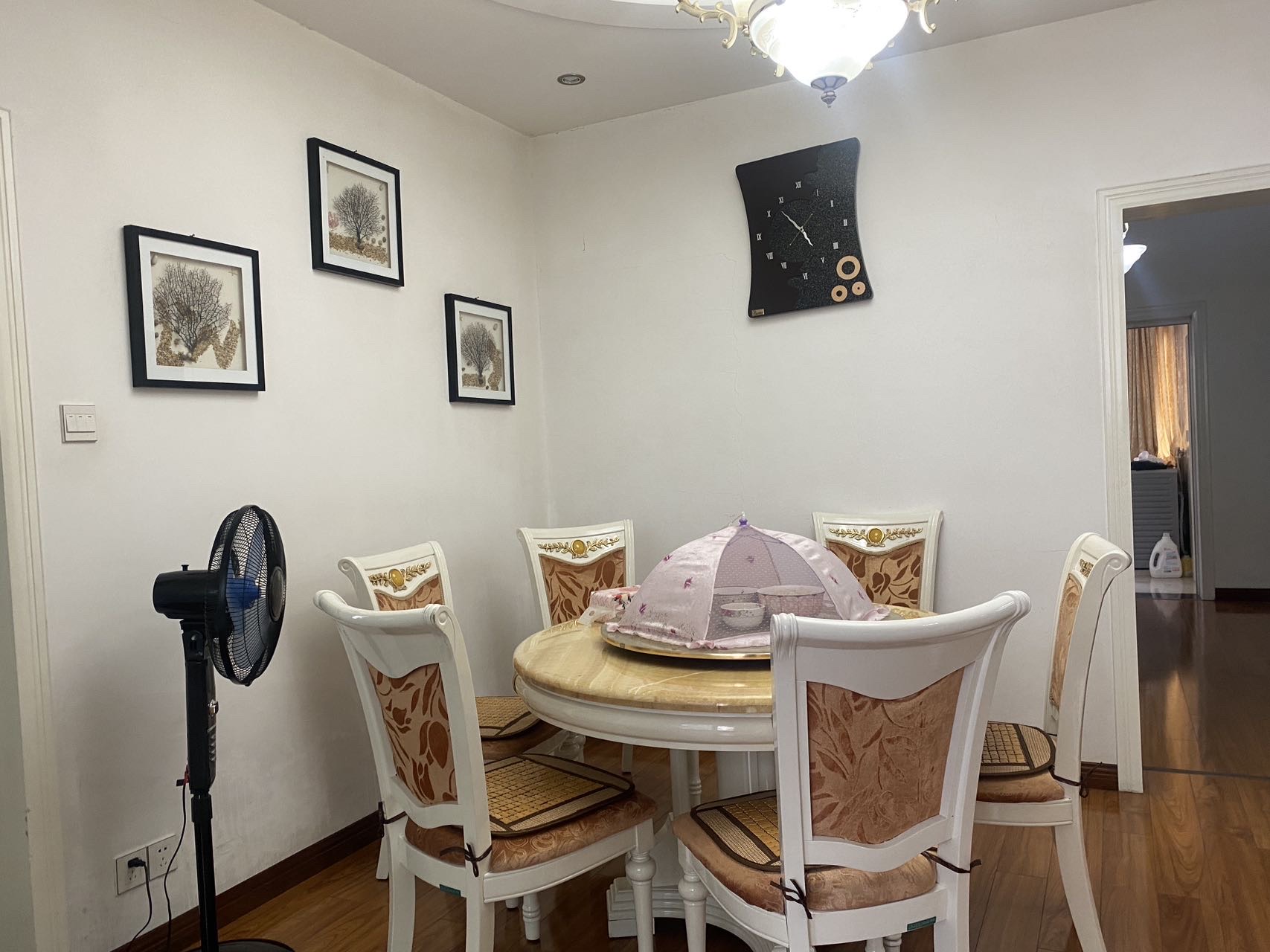 国税局家属院  3室1厅2卫    79.8万客厅