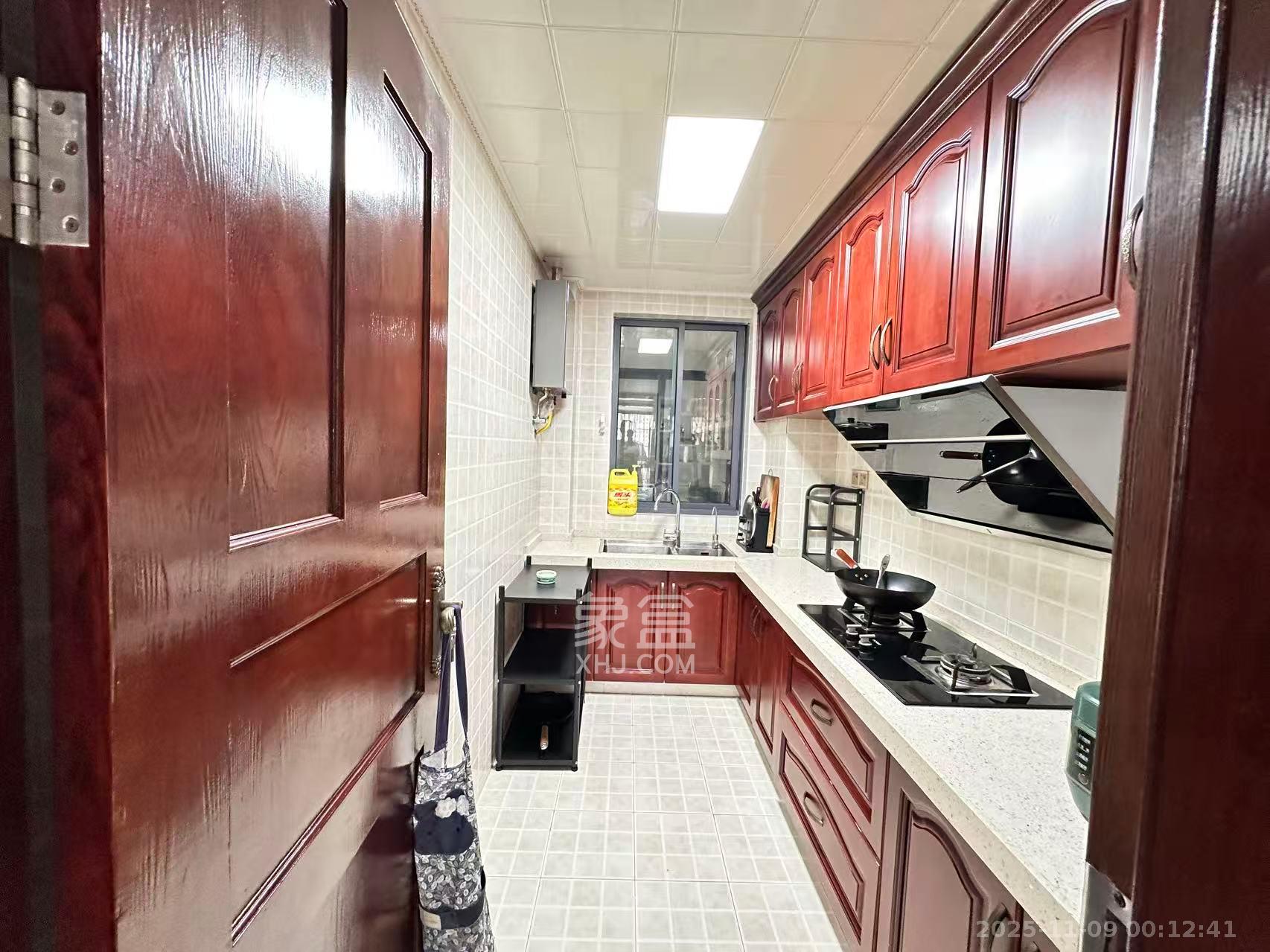 天麓尚层  3室2厅2卫    2400.0元/月室内图