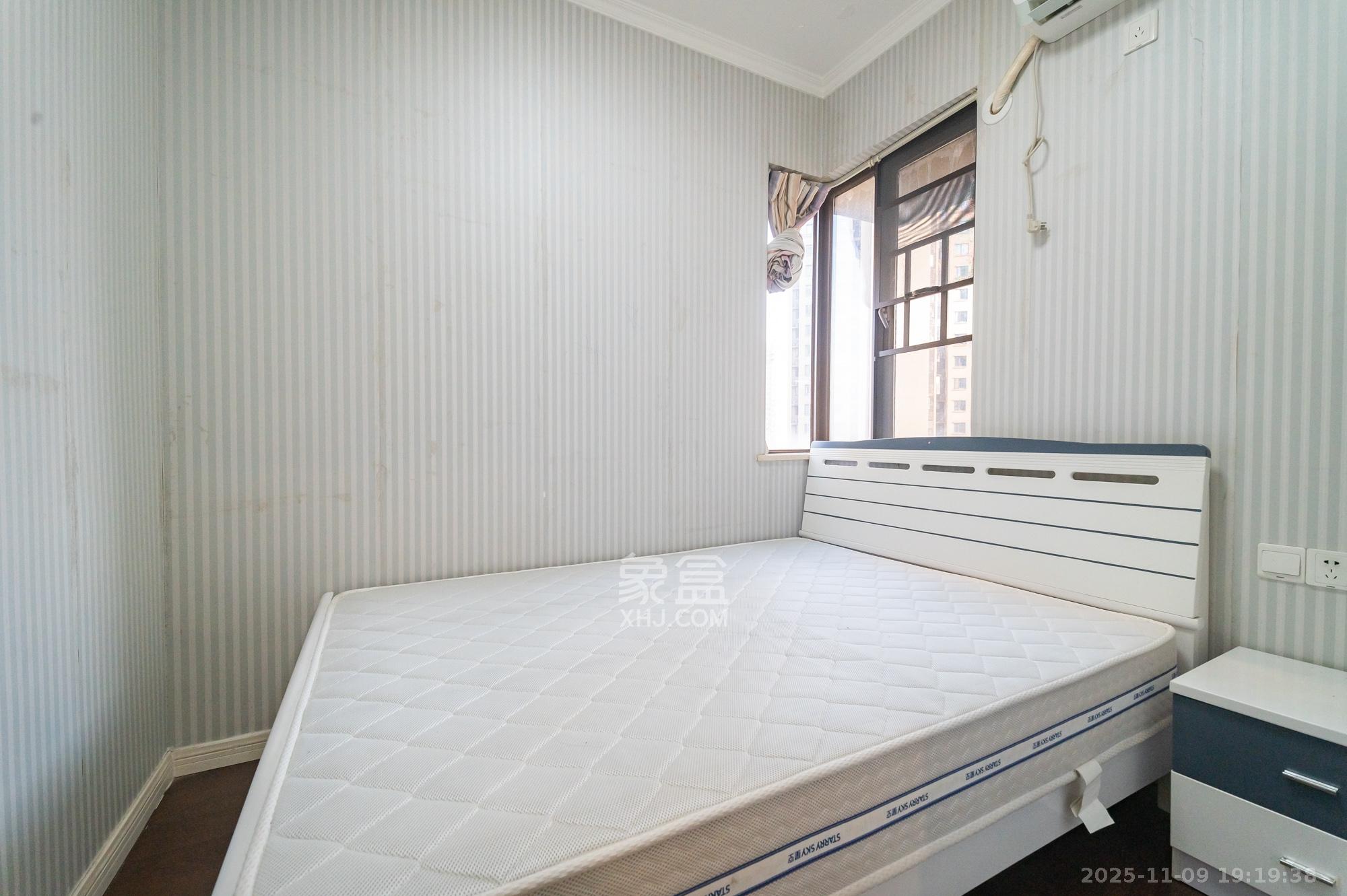 华润置地广场一期 3室2厅1卫 73.8万 华润置地广场一期 3室2厅1卫 73.8万卧室