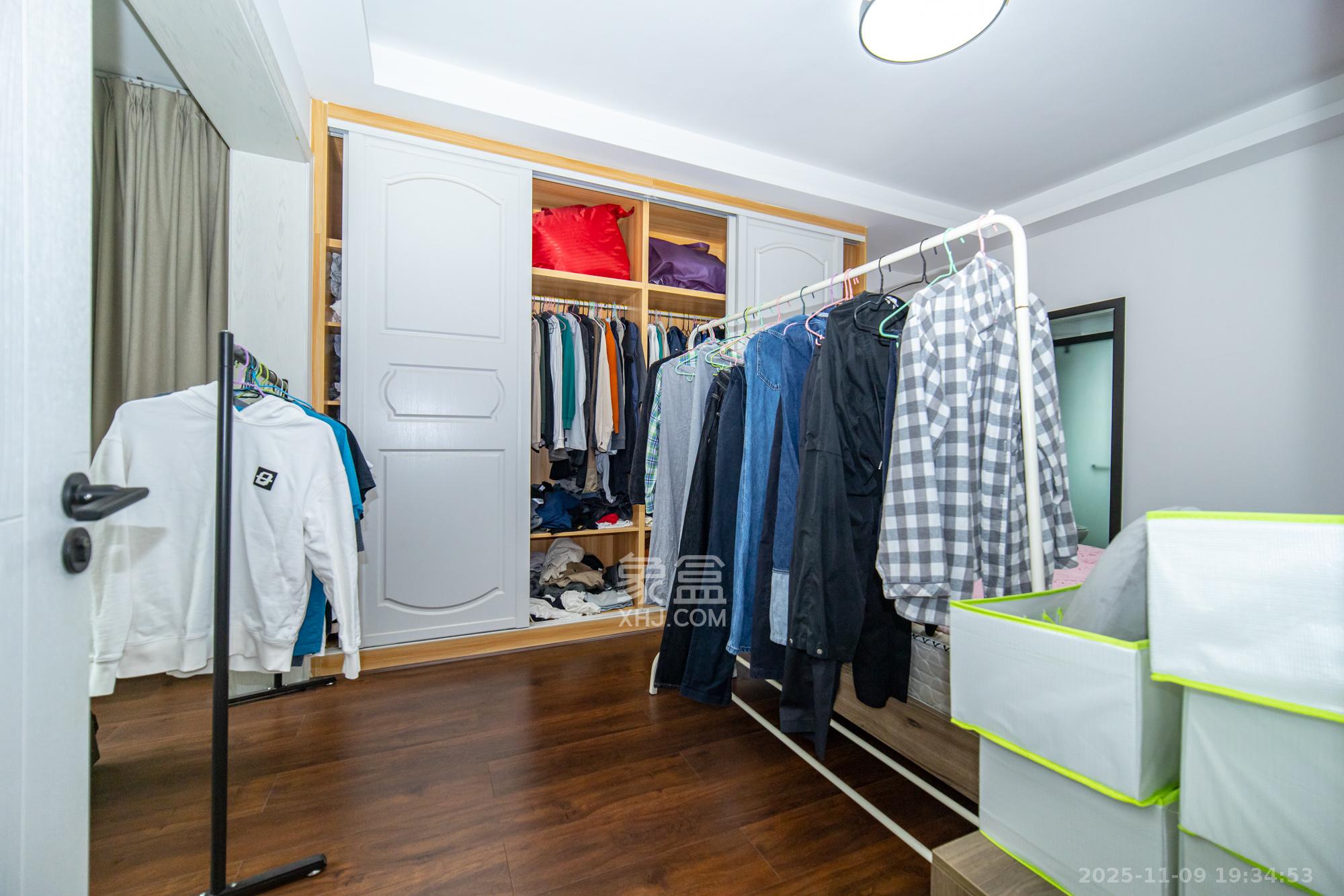 时代星城  4室2厅2卫    78.8万卧室