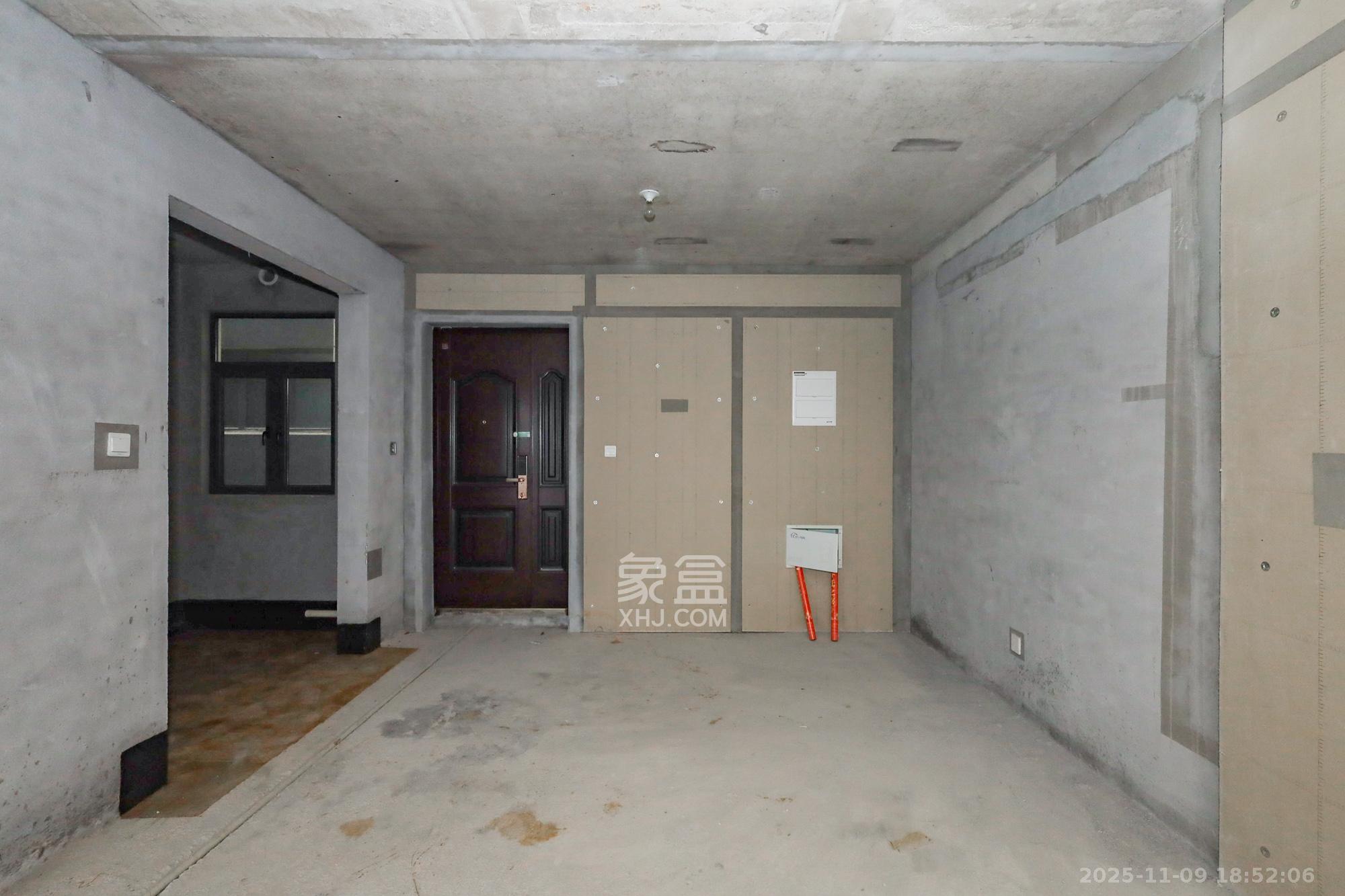 轨道中建麓江府 3室2厅2卫 165.0万 轨道中建麓江府 3室2厅2卫 165.0万客厅