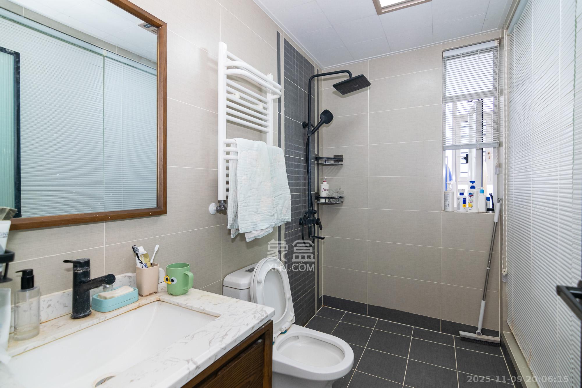 丽景华庭  4室2厅2卫    110.0万卫生间