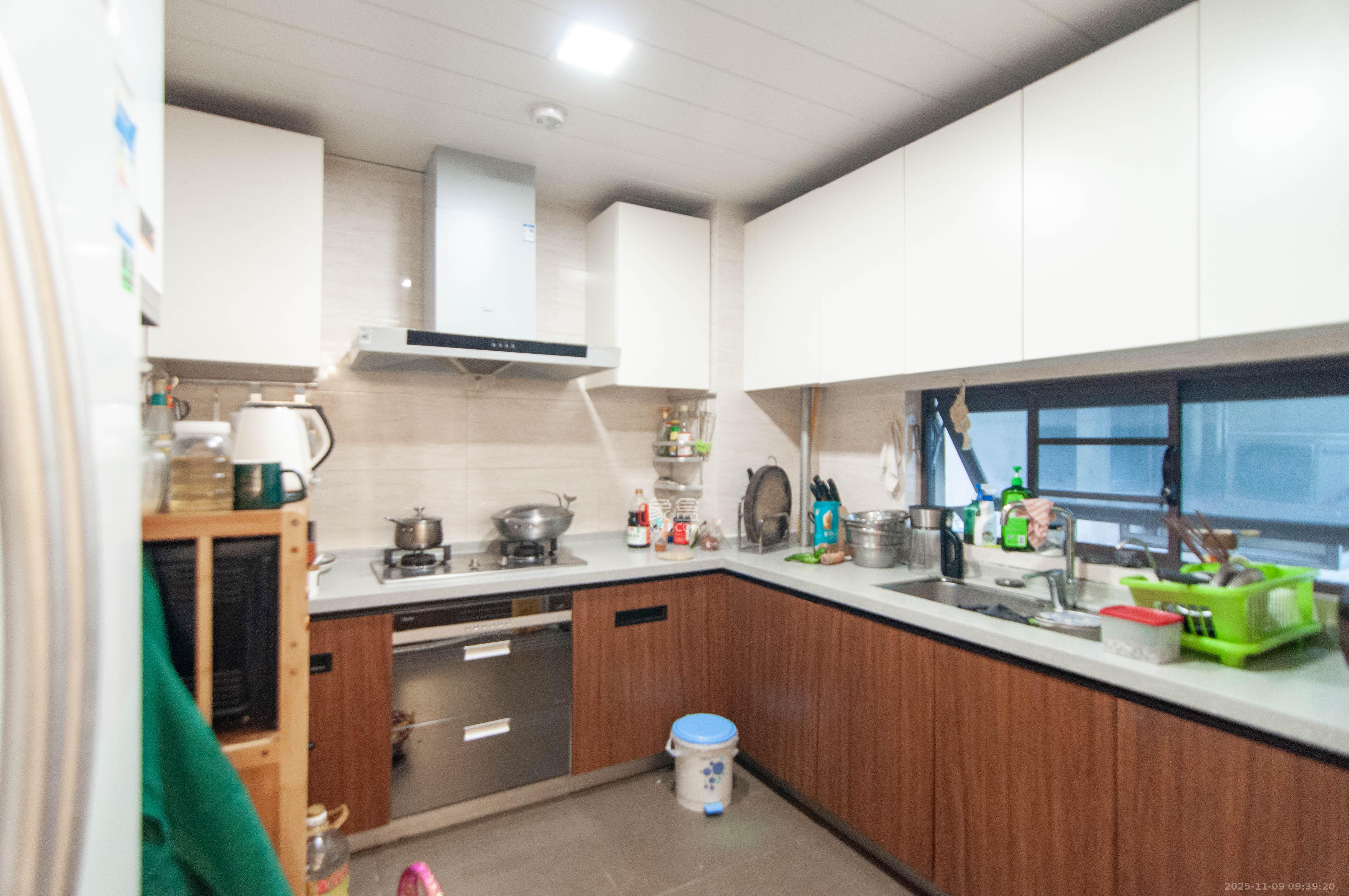 万科里梅溪郡  3室2厅2卫    192.0万厨房