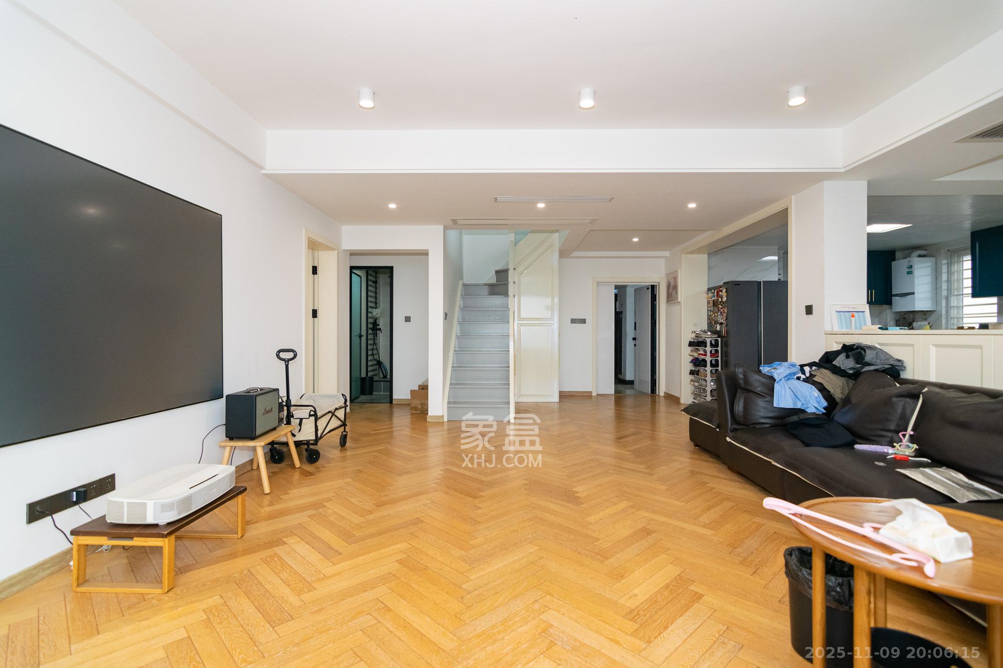 丽景华庭  4室2厅2卫    110.0万客厅