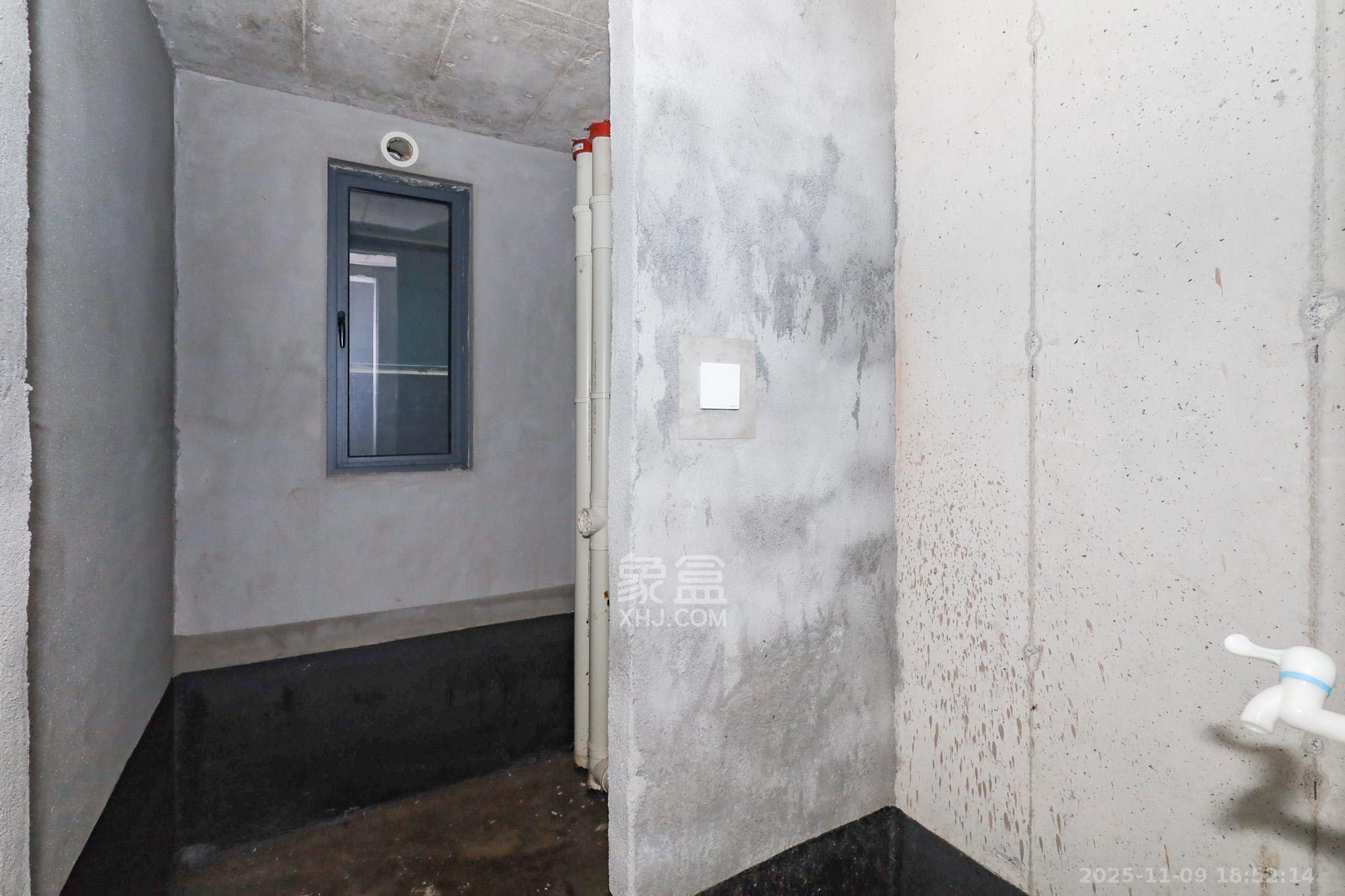 轨道中建麓江府  3室2厅2卫    165.0万卫生间