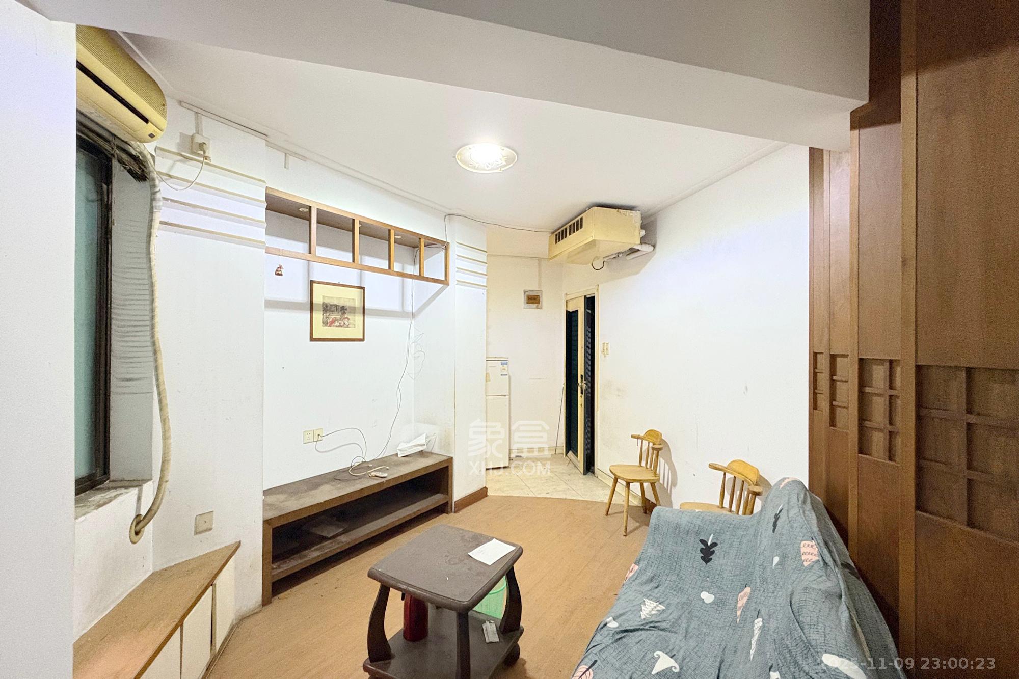 芙蓉广场农行单位宿舍  1室1厅1卫    40.0万客厅