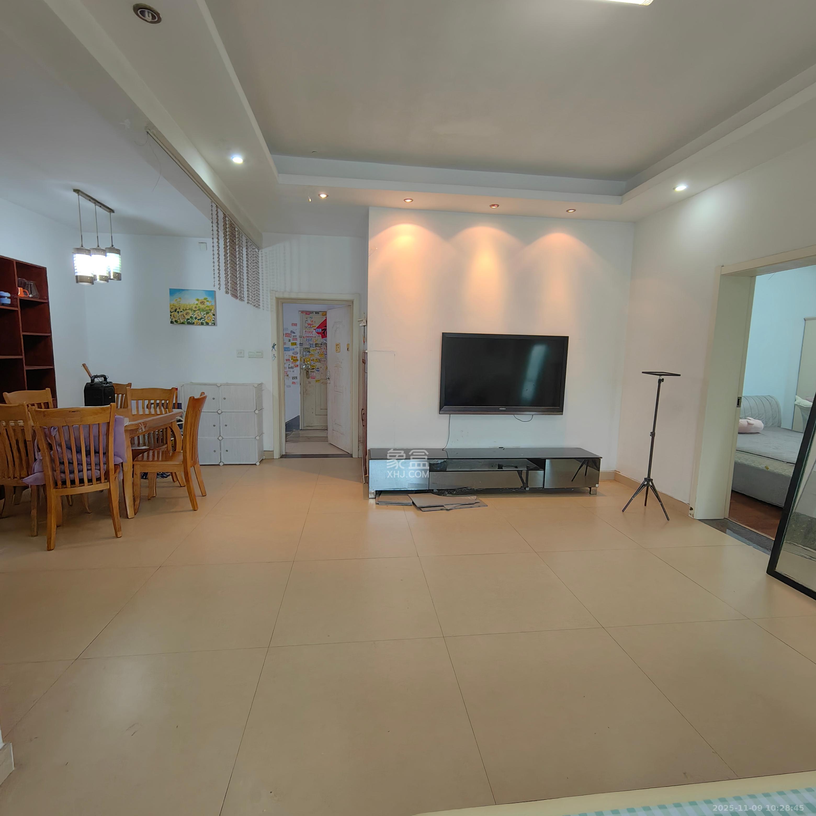 中南汽车世界  3室2厅1卫    1200.0元/月室内图