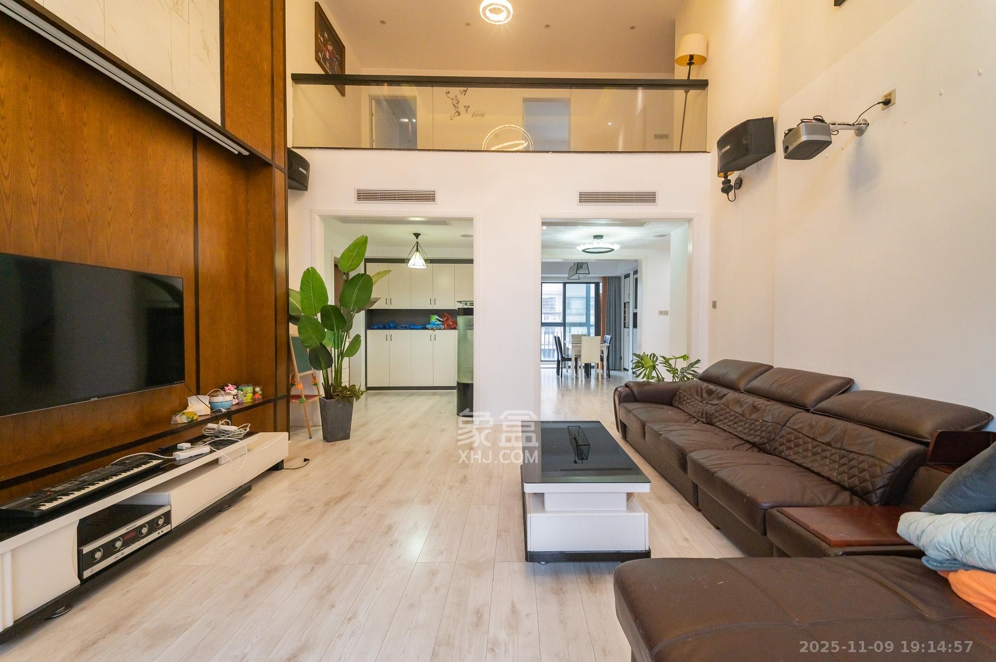 恒基凯旋门一二期 6室2厅2卫 238.0万 恒基凯旋门一二期 6室2厅2卫 238.0万客厅