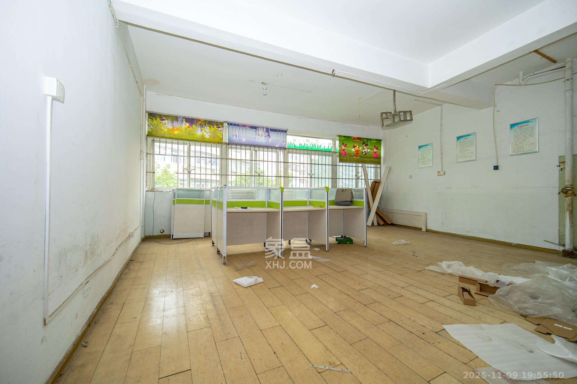 开源鑫阁 4室4厅5卫 47.0万 开源鑫阁 4室4厅5卫 47.0万客厅