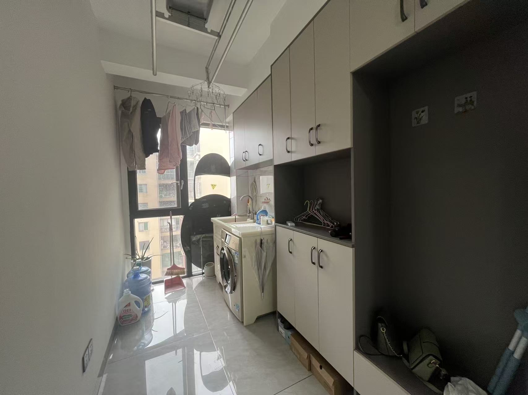 鹏利广场  3室2厅2卫    2400.0元/月