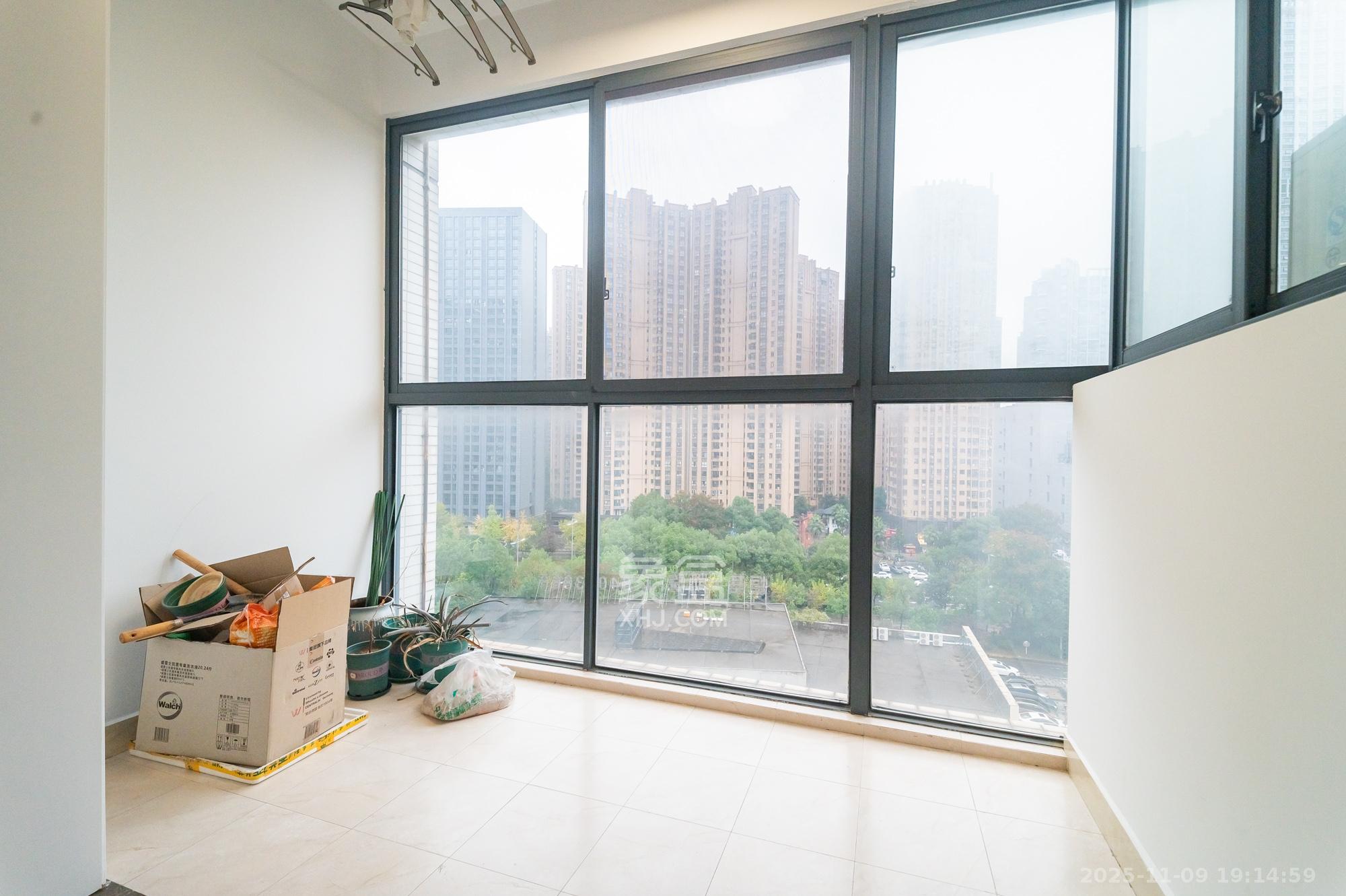 恒基凯旋门一二期 6室2厅2卫 238.0万 恒基凯旋门一二期 6室2厅2卫 238.0万阳台