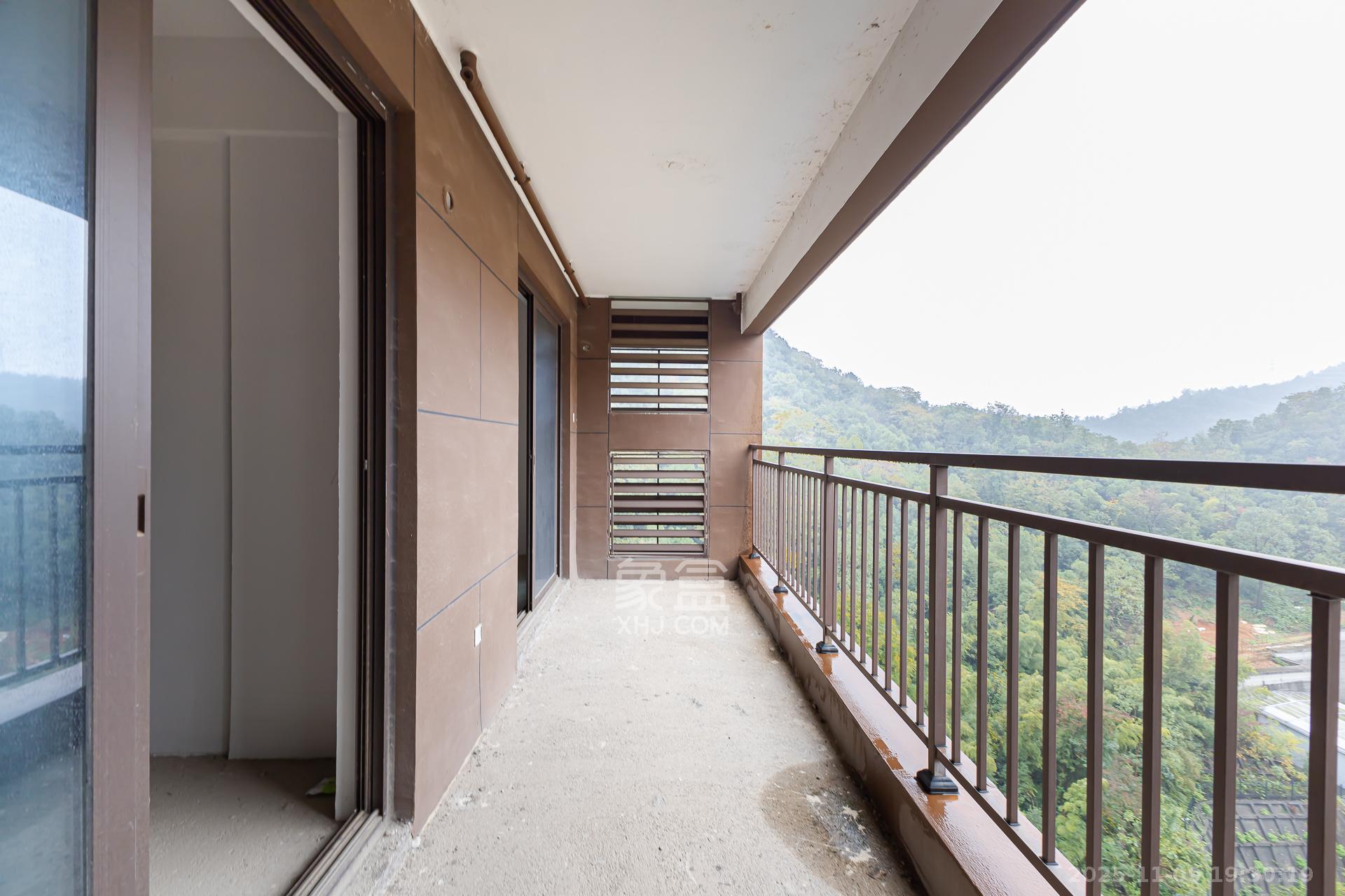 龙湖璟宸原著（龙湖紫宸）  4室2厅2卫    98.0万阳台