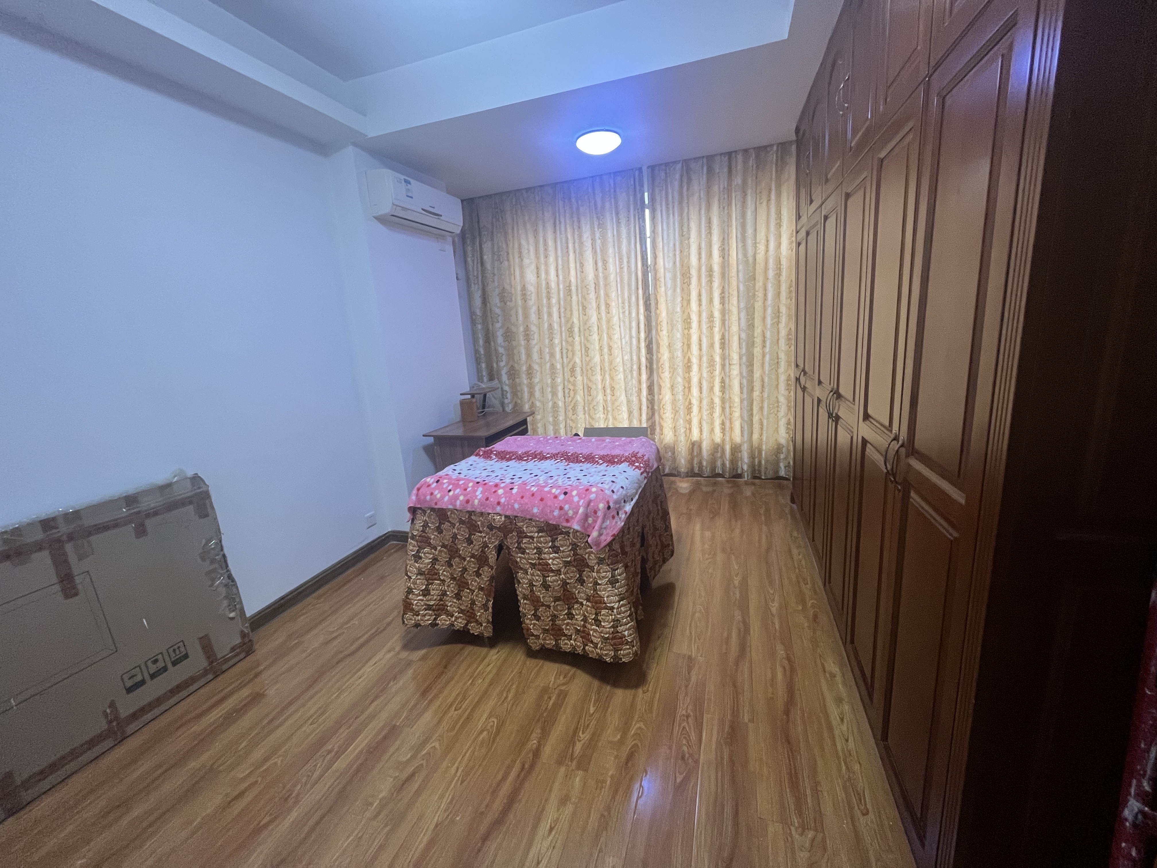 翰林苑  4室2厅3卫    93.8万客厅