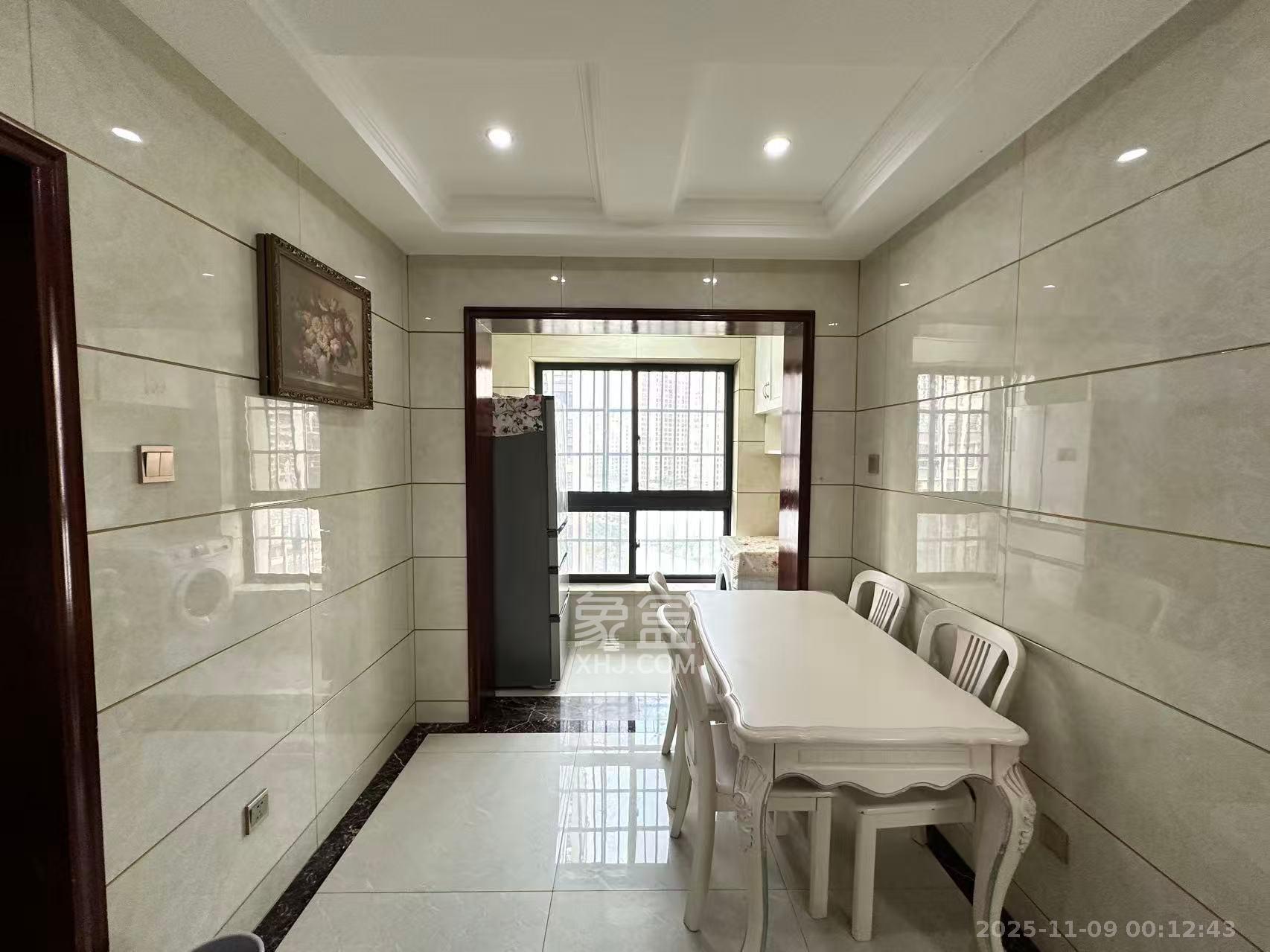 天麓尚层  3室2厅2卫    2400.0元/月室内图