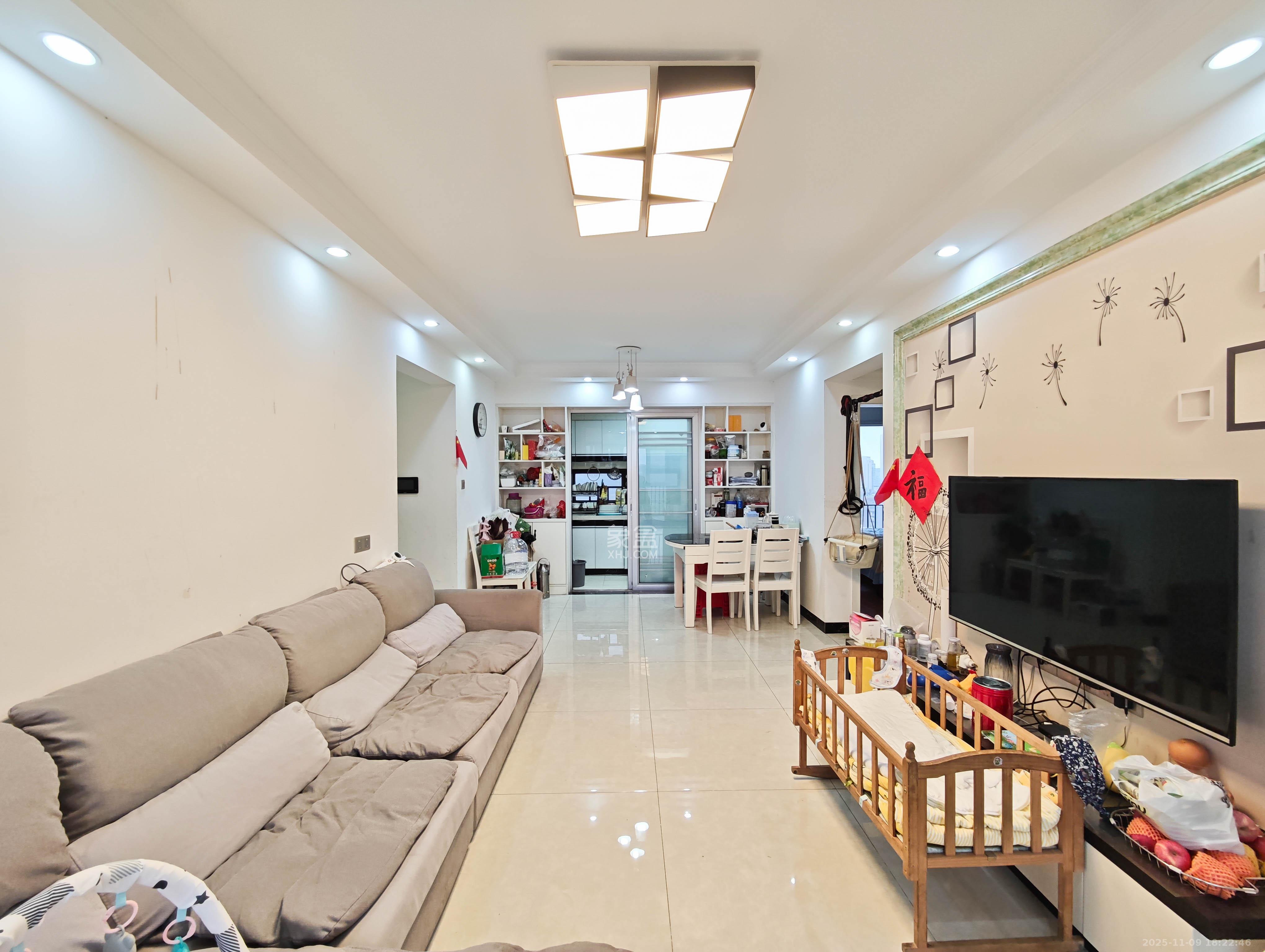 保利城(中航城国际社区、郡原美村) 3室2厅2卫 70.0万 保利城(中航城国际社区、郡原美村) 3室2厅2卫 70.0万客厅