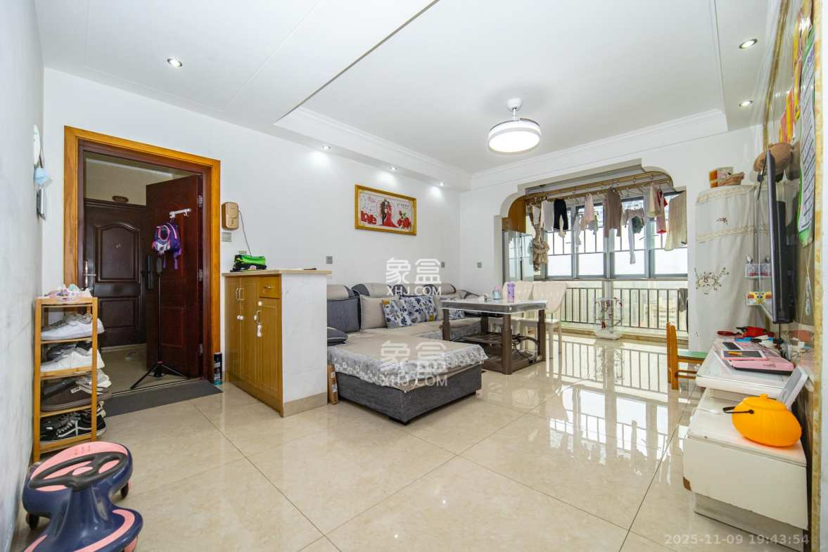 恒广国际景园一二区 3室2厅1卫 68.0万 恒广国际景园一二区 3室2厅1卫 68.0万客厅