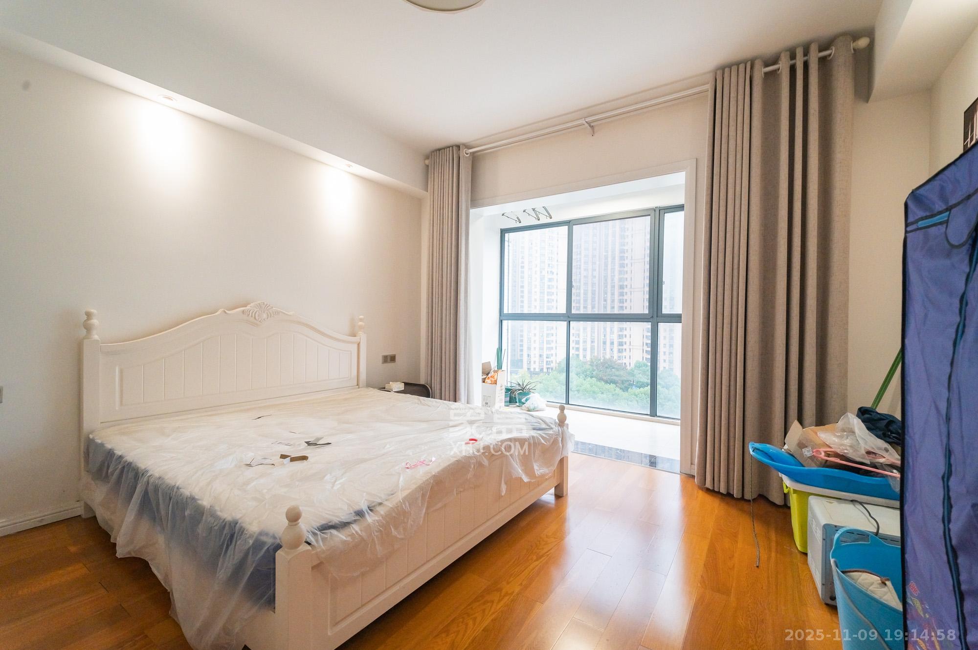 恒基凯旋门一二期 6室2厅2卫 238.0万 恒基凯旋门一二期 6室2厅2卫 238.0万卧室