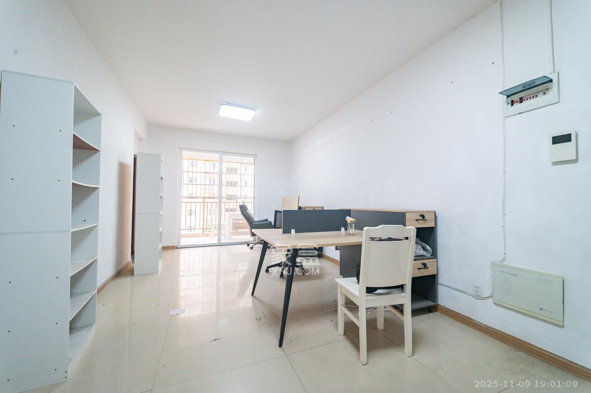 MOMA当代广场 4室2厅2卫 75.8万 MOMA当代广场 4室2厅2卫 75.8万客厅