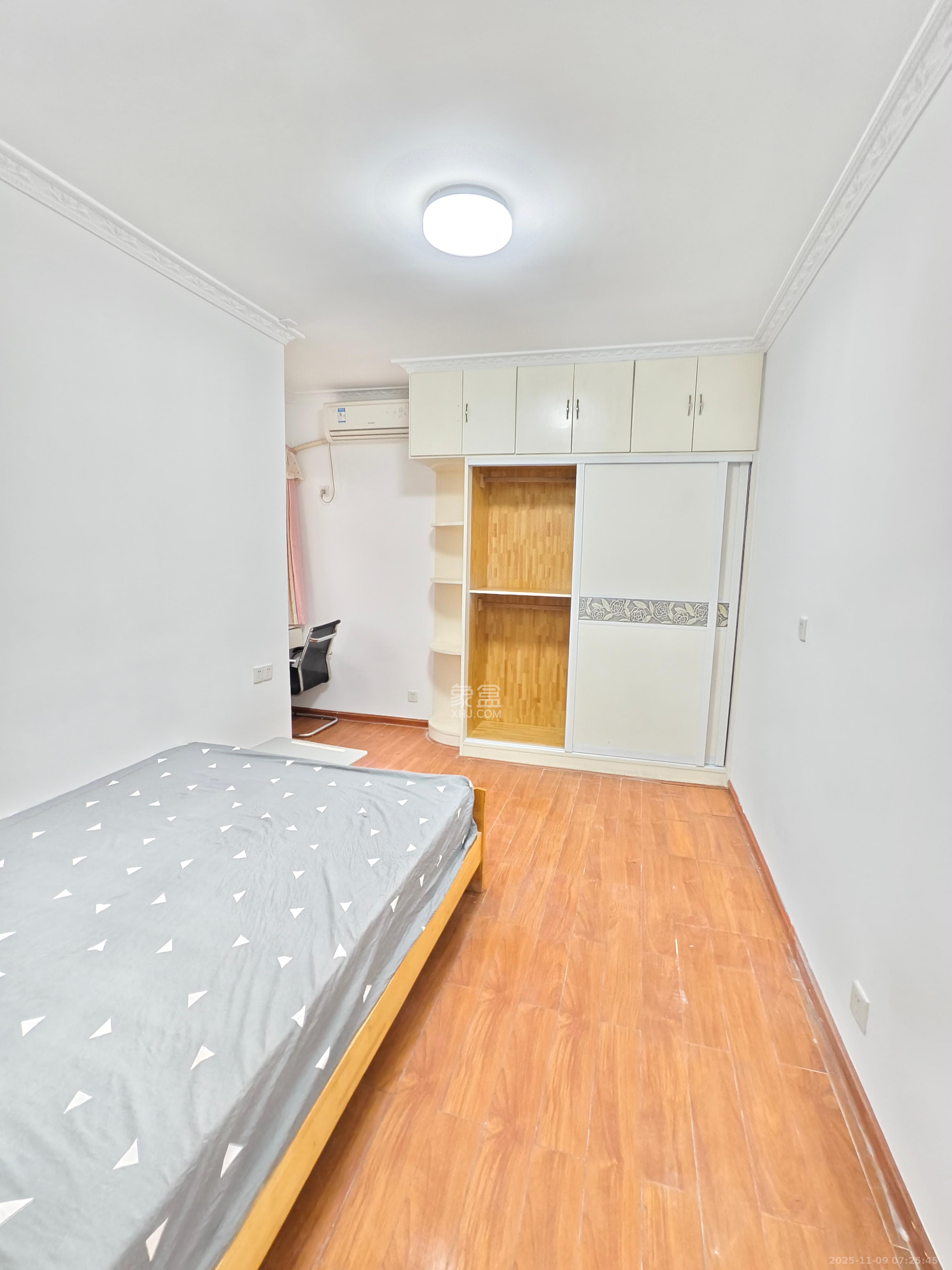 长房时代城  1室2厅2卫    3100.0元/月室内图