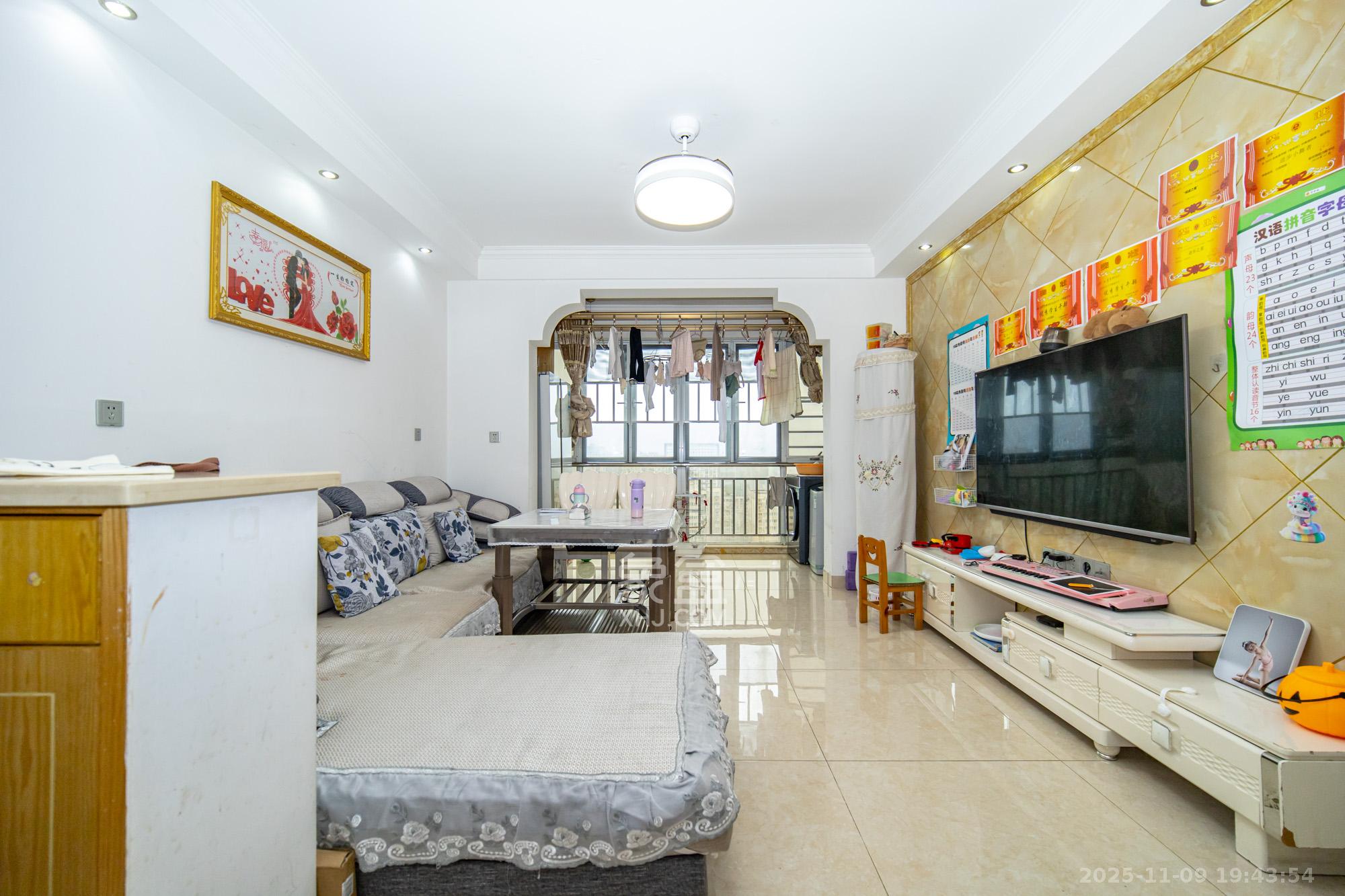 恒广国际景园一二区  3室2厅1卫    68.0万客厅