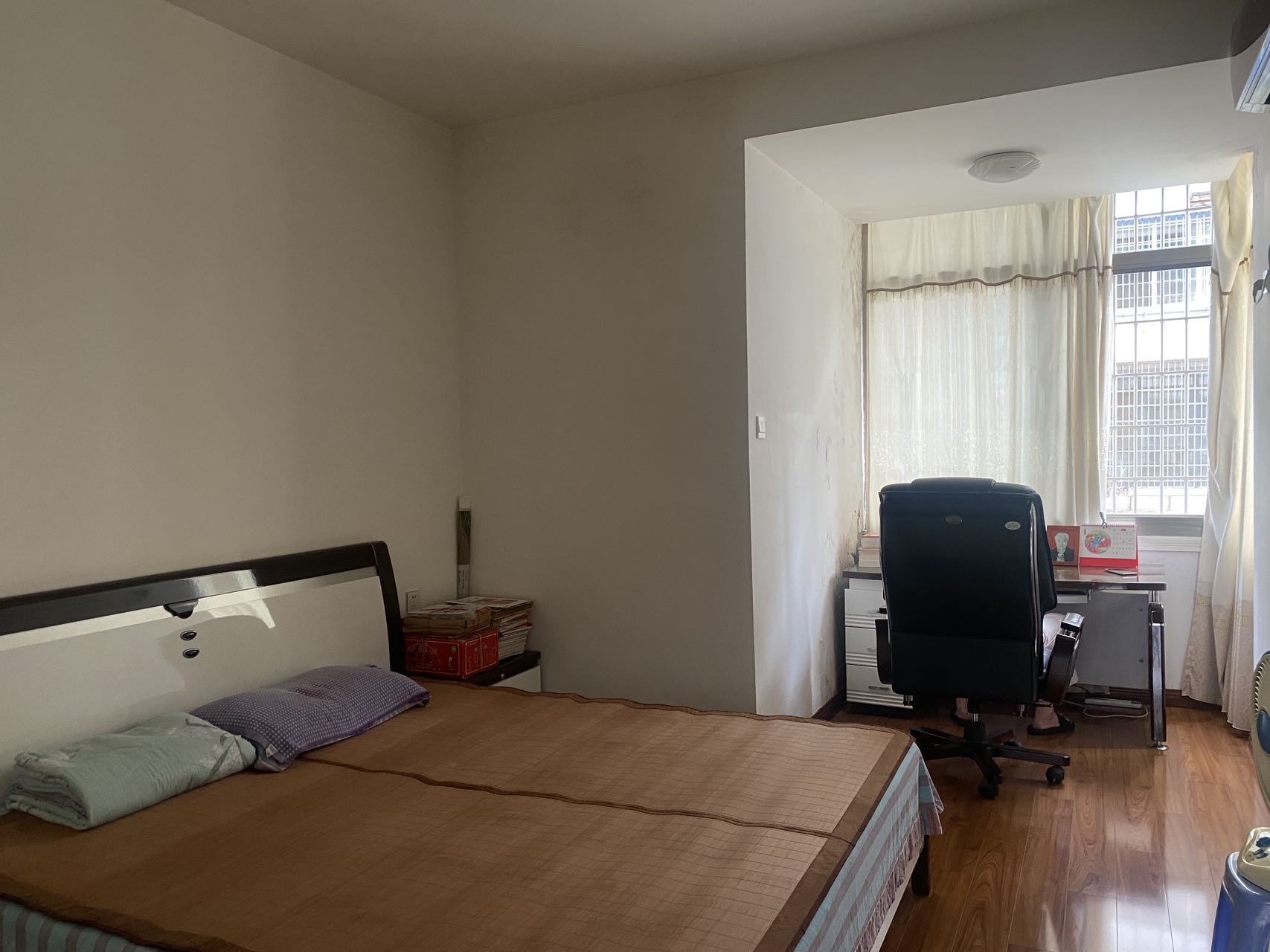 国税局家属院  3室1厅2卫    79.8万客厅