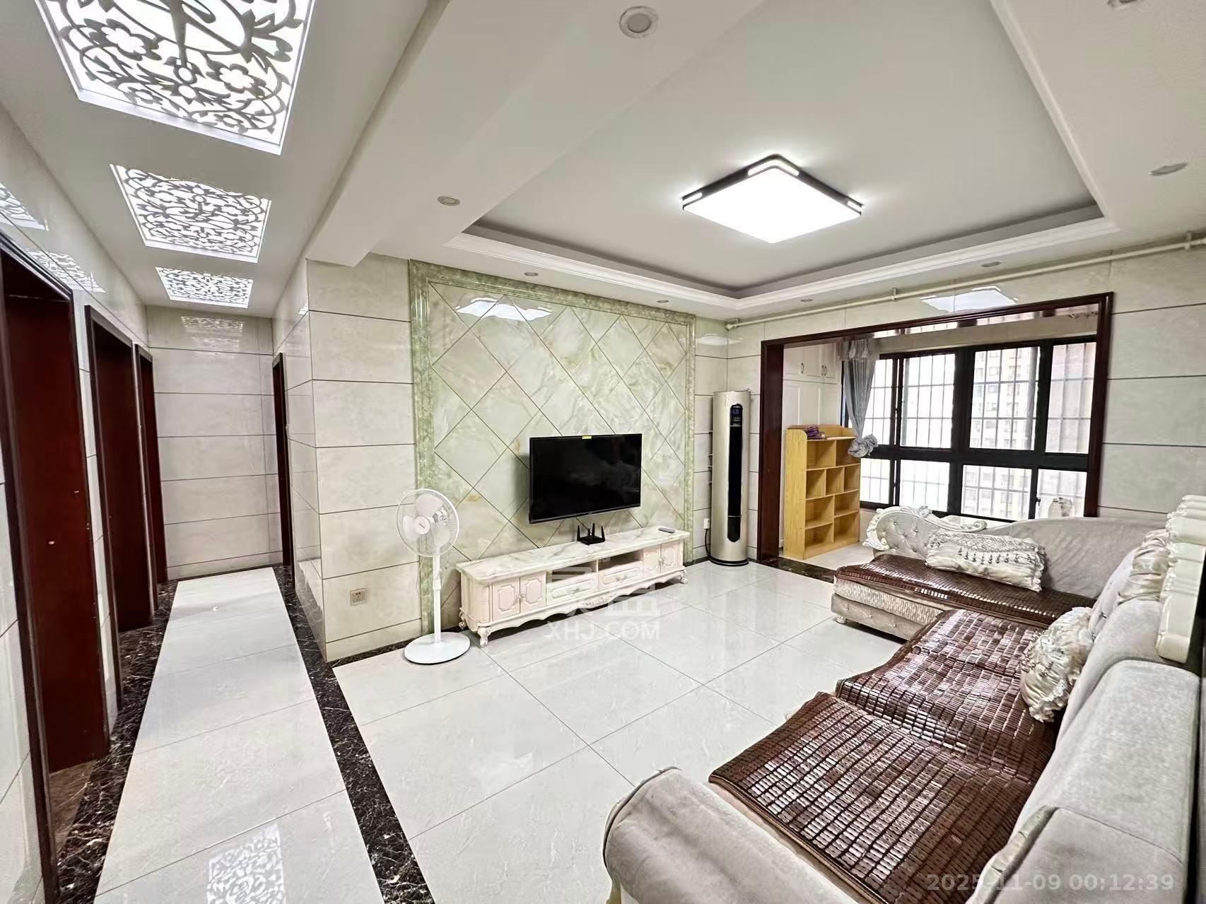 天麓尚层  3室2厅2卫    2400.0元/月