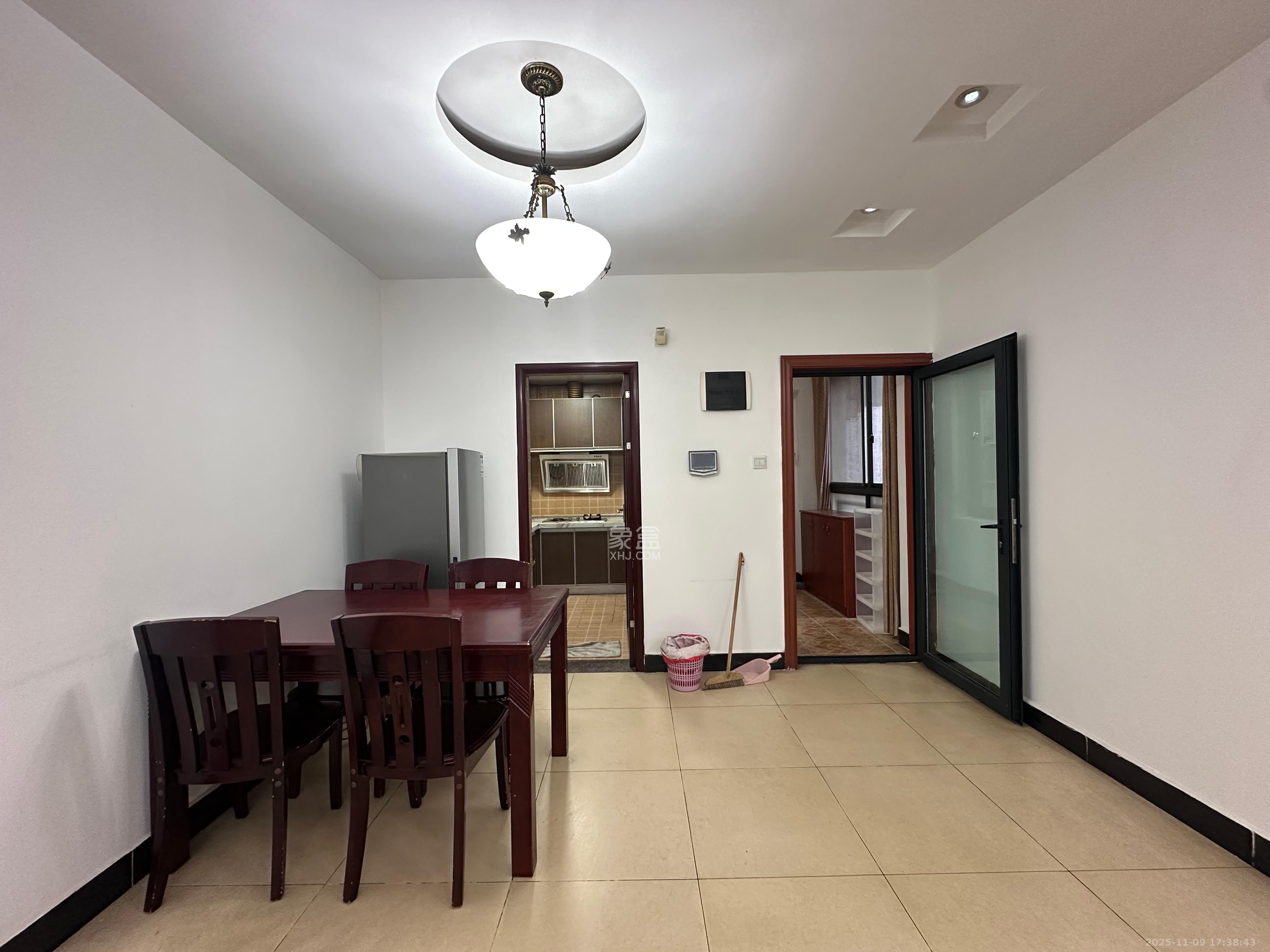 藏珑湖上国际花园 2室2厅1卫 2100.0元/月 藏珑湖上国际花园 2室2厅1卫 2100.0元/月室内图