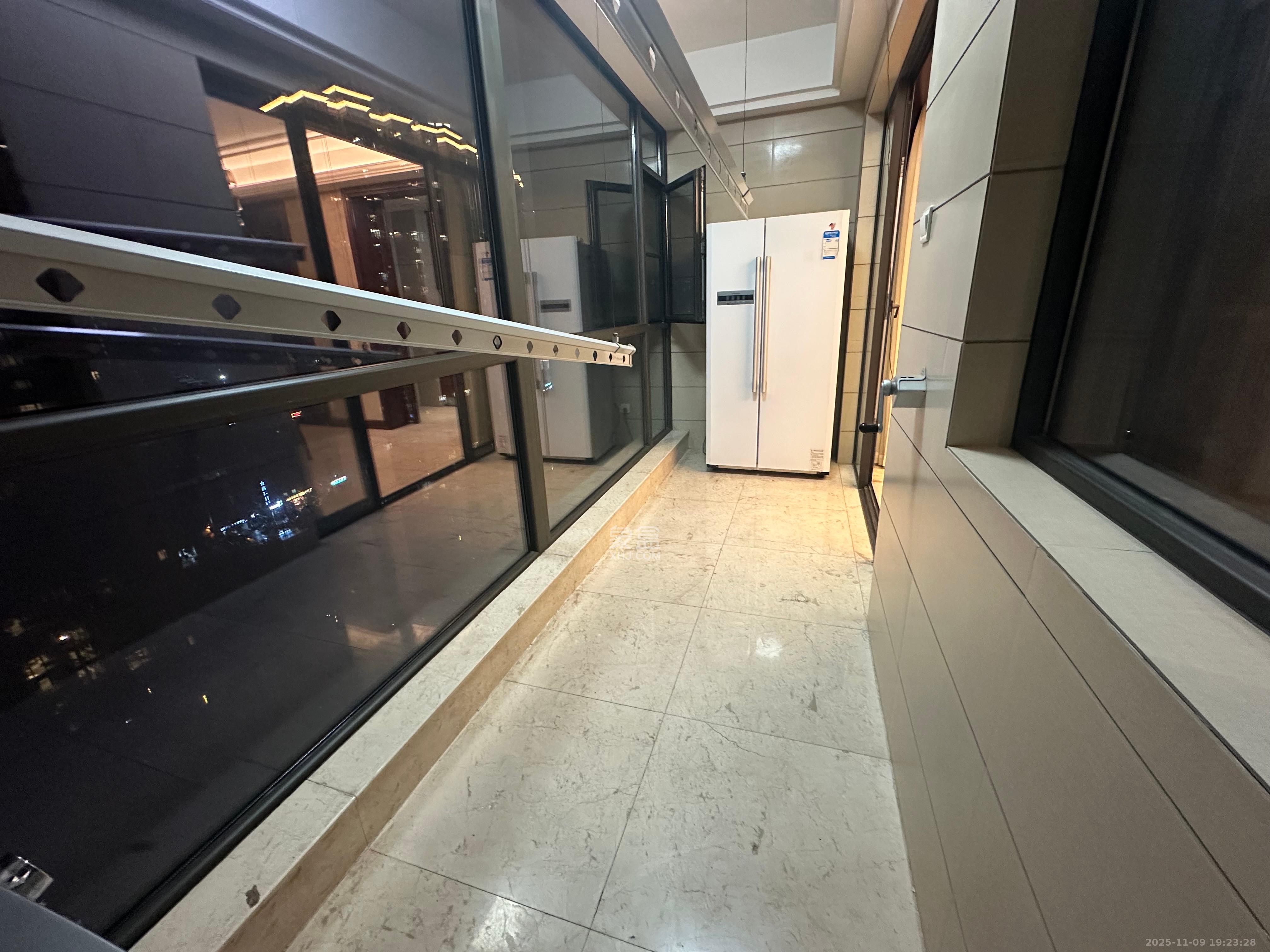 运达中央广场一、二期  3室2厅2卫    8000.0元/月室内图