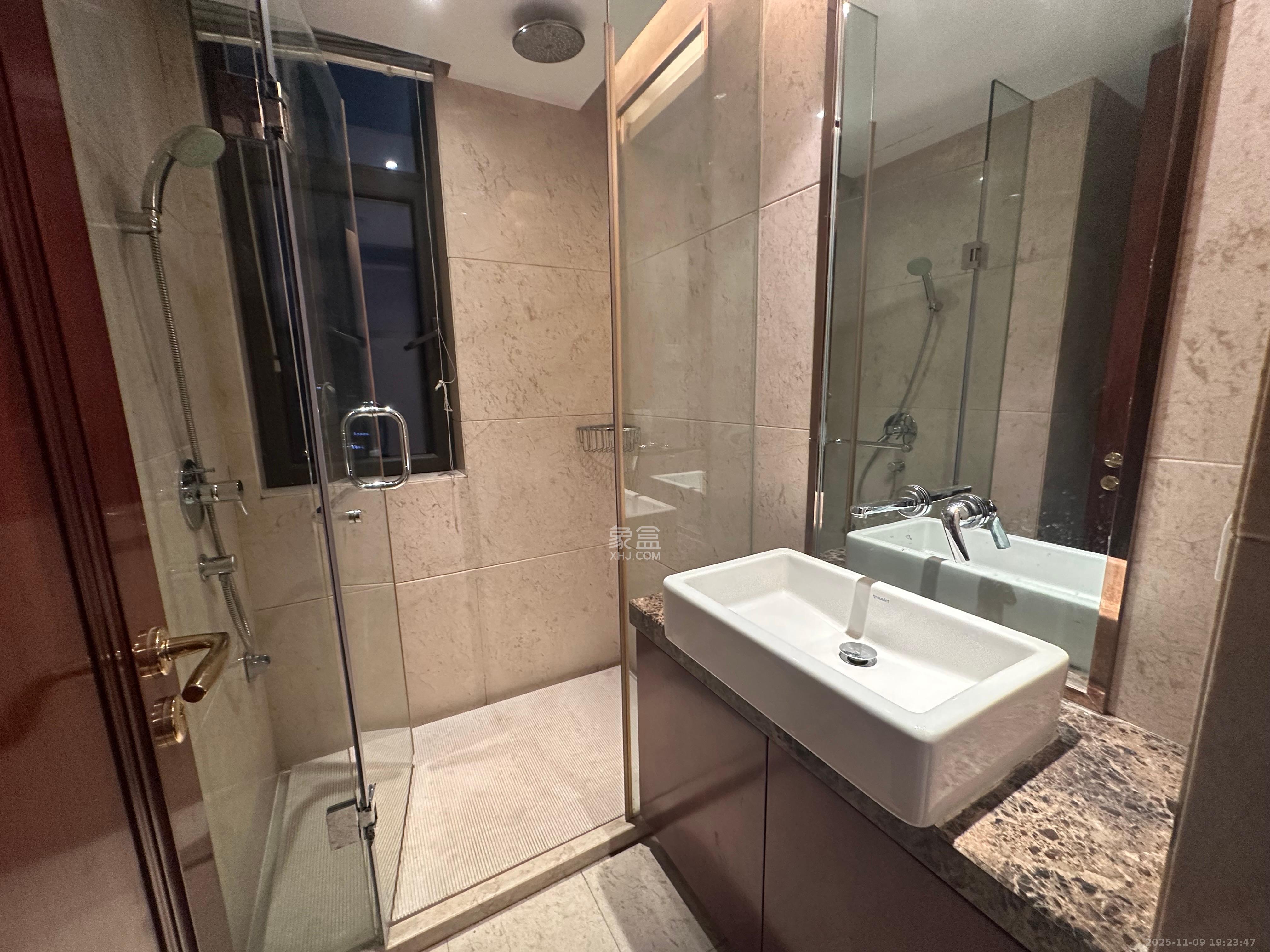 运达中央广场一、二期  3室2厅2卫    8000.0元/月室内图