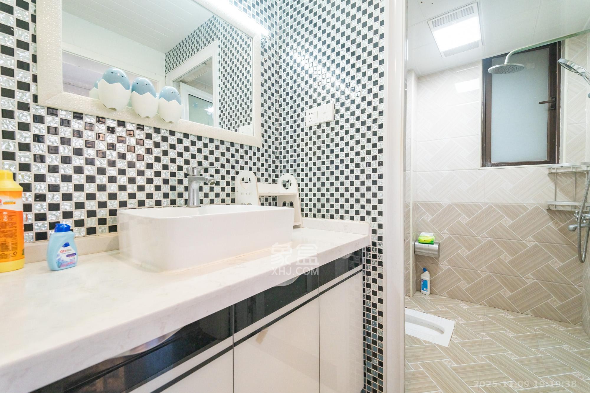 华润置地广场一期 3室2厅1卫 73.8万 华润置地广场一期 3室2厅1卫 73.8万卫生间