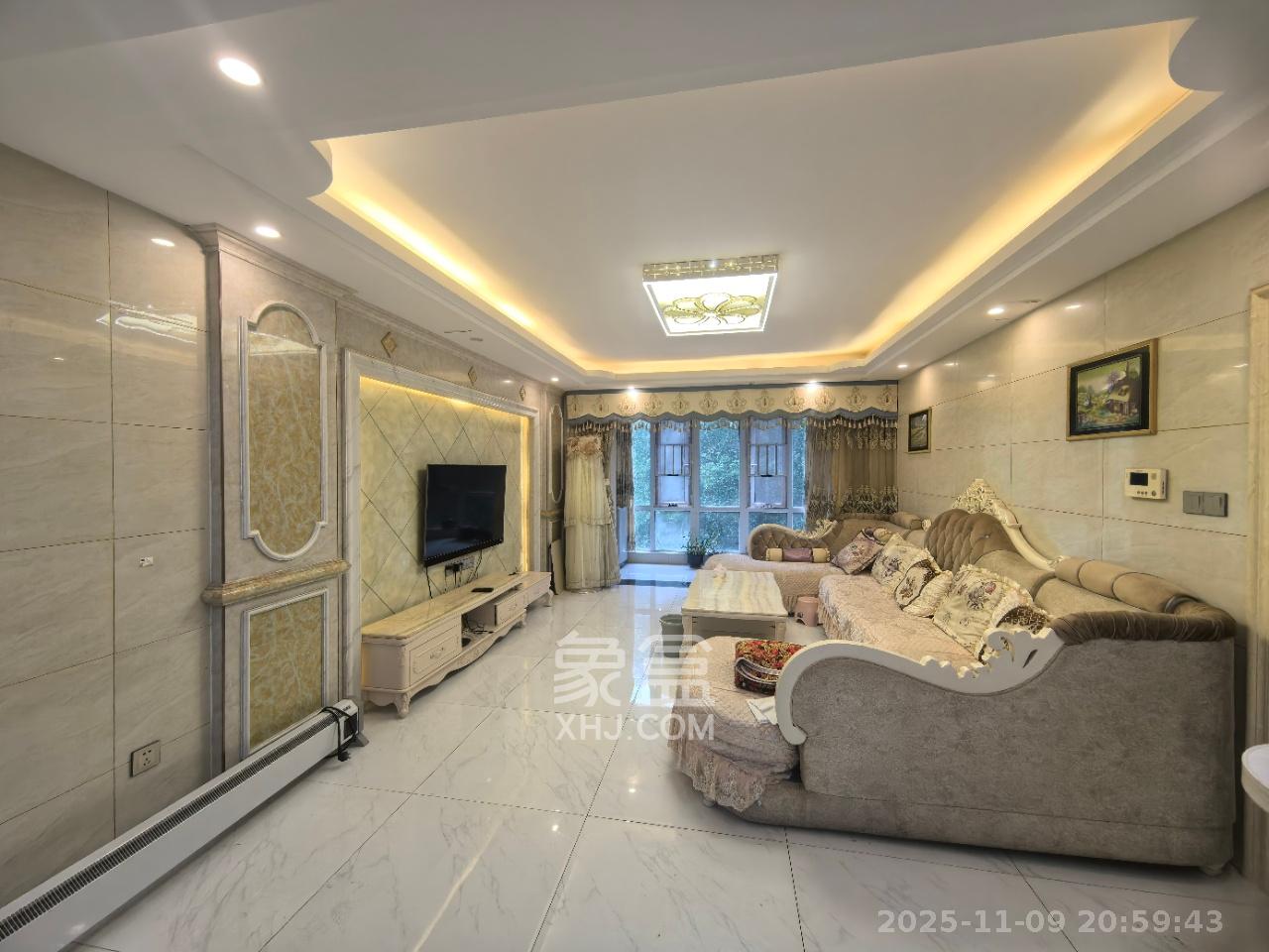 丽发新城  3室2厅2卫    2300.0元/月