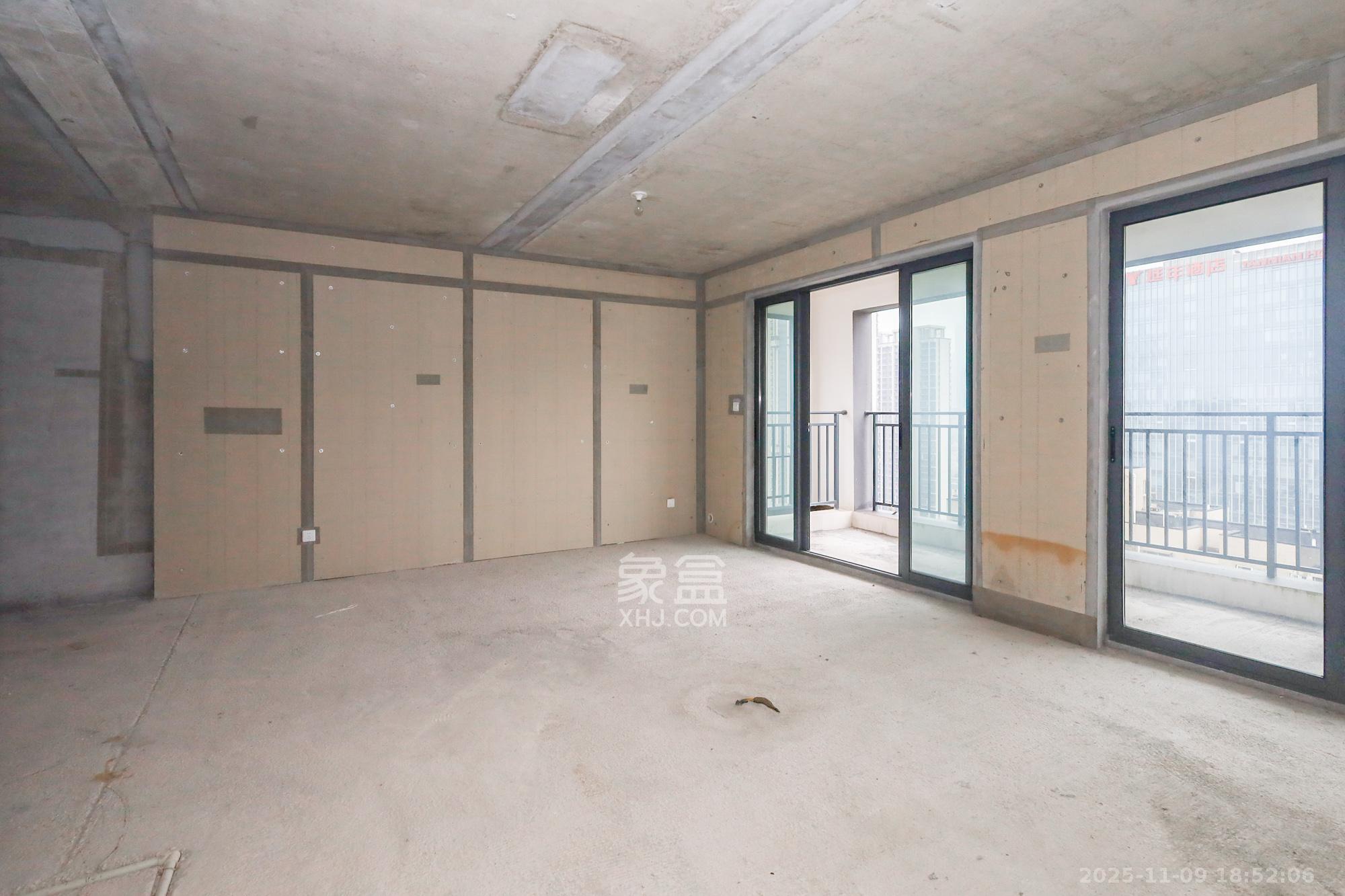 轨道中建麓江府  3室2厅2卫    165.0万客厅