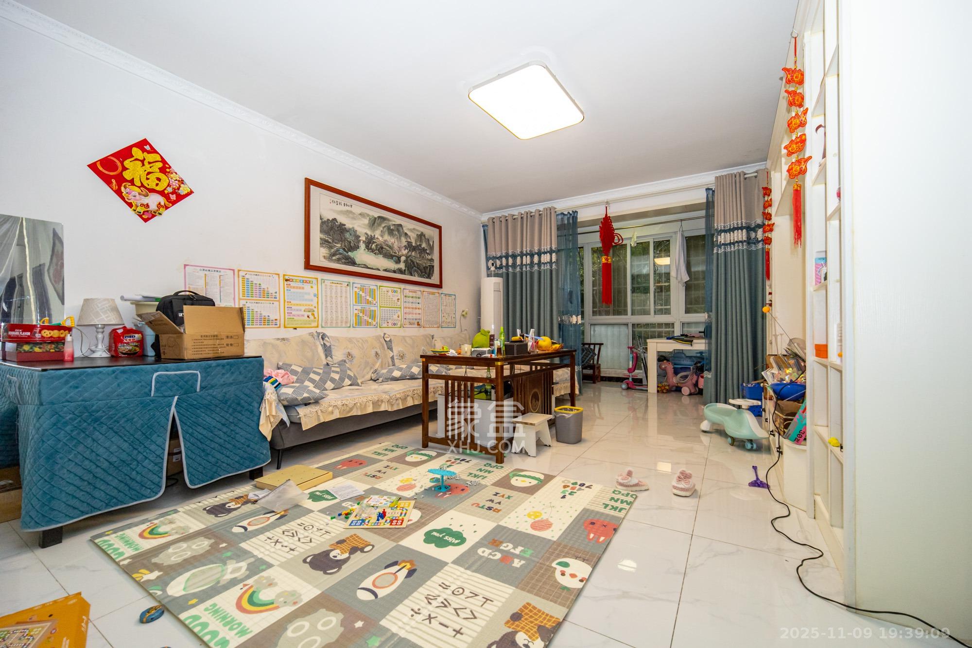 楚天世纪城东苑  3室2厅2卫    85.0万客厅