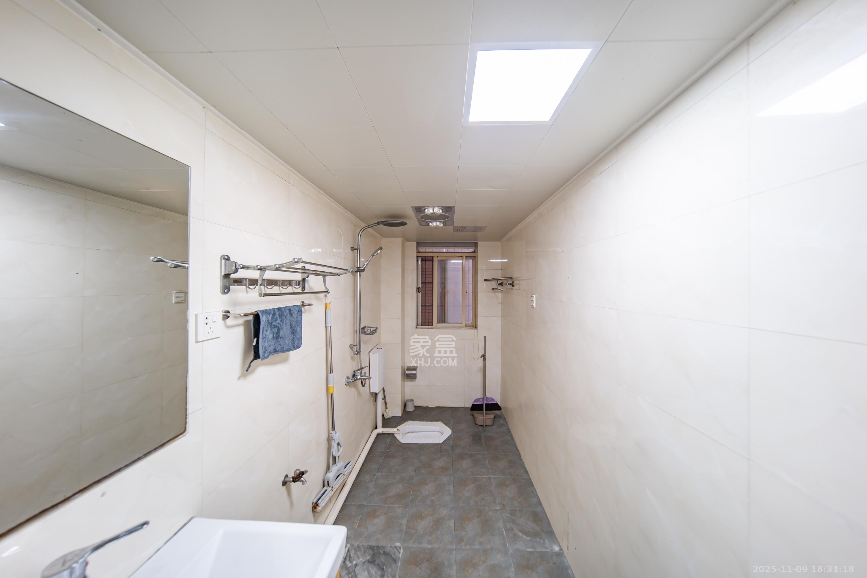 四季阳光花城 4室2厅2卫 180.0万 四季阳光花城 4室2厅2卫 180.0万卫生间