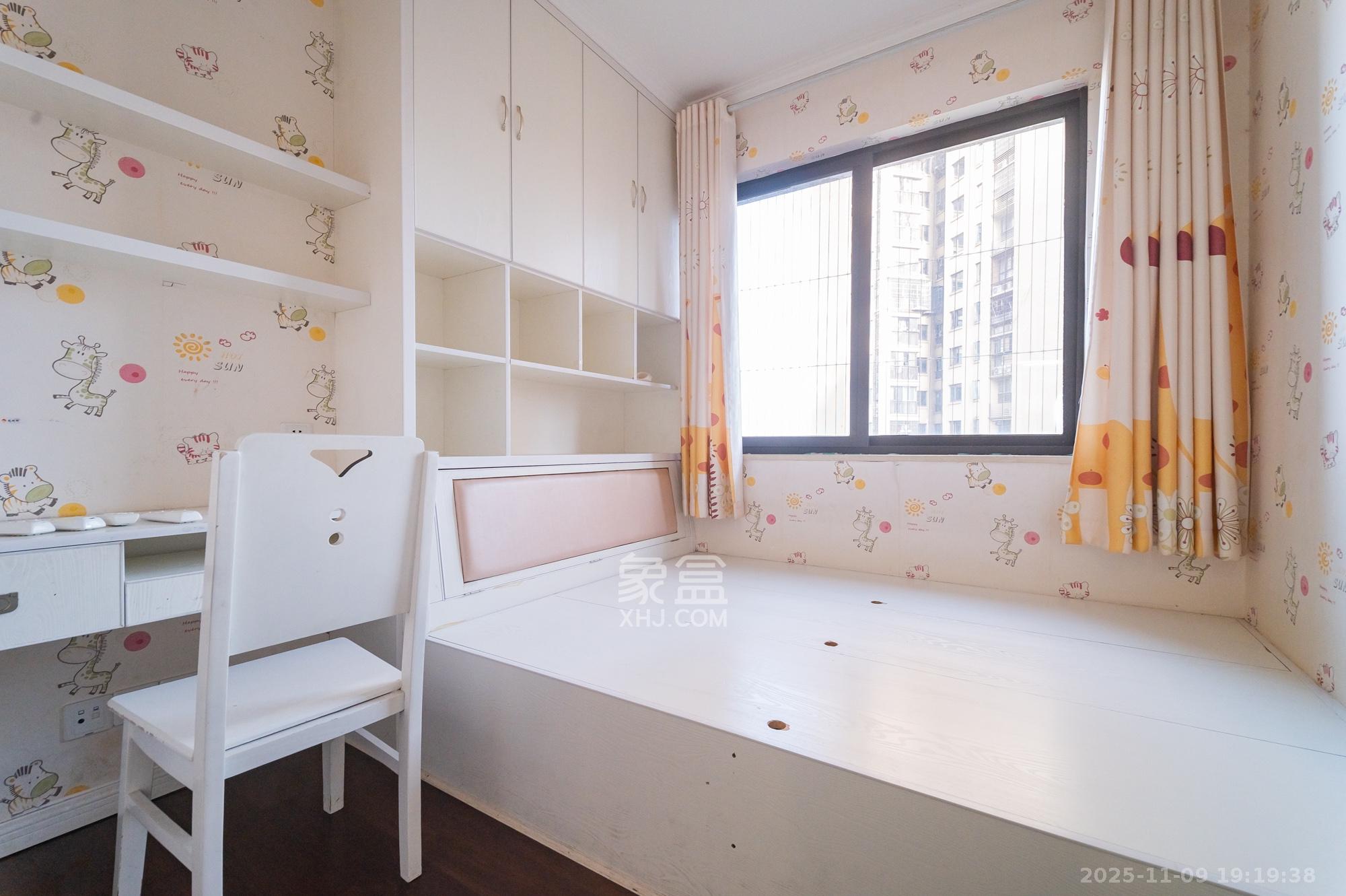 华润置地广场一期 3室2厅1卫 73.8万 华润置地广场一期 3室2厅1卫 73.8万卧室