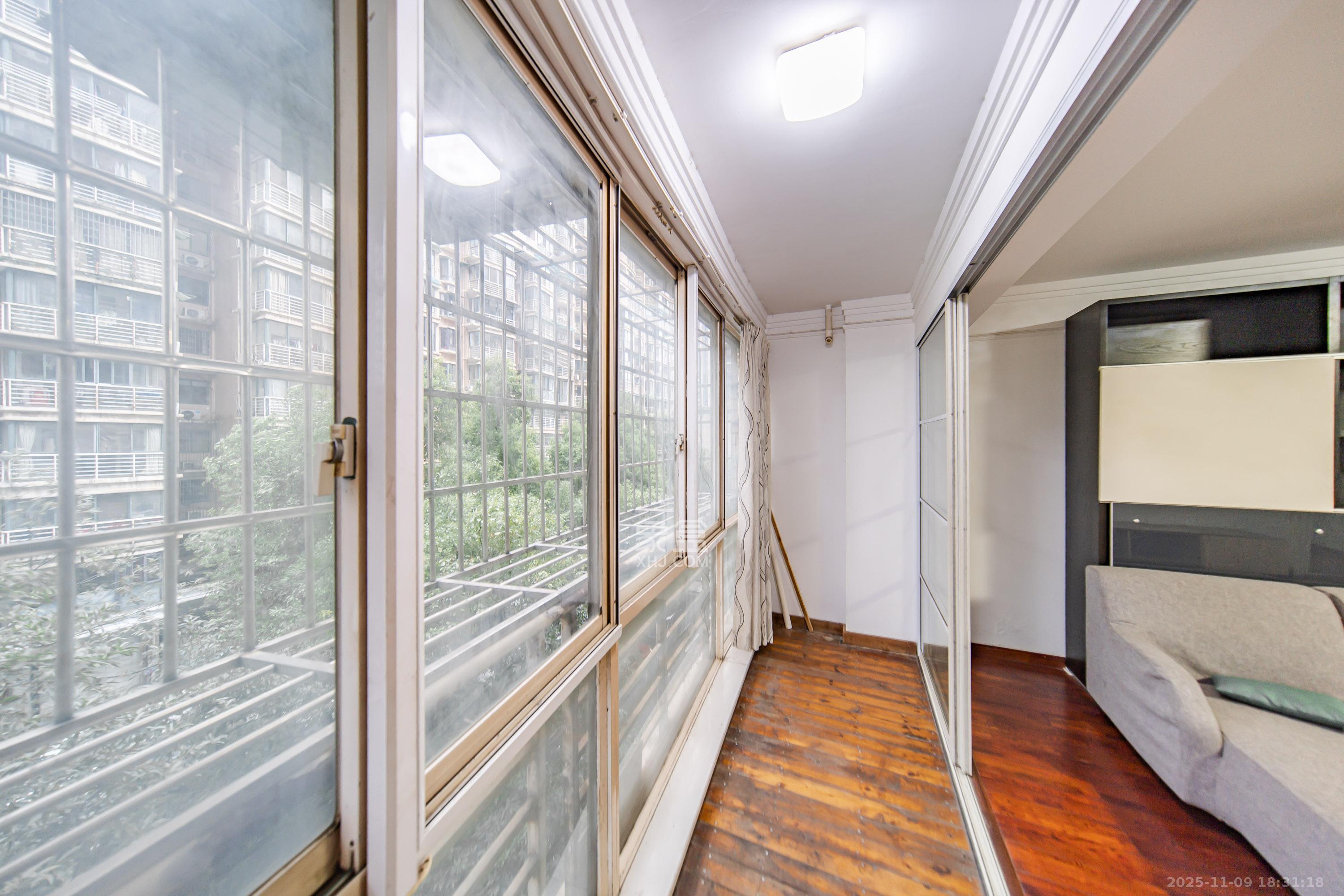 四季阳光花城  4室2厅2卫    180.0万阳台