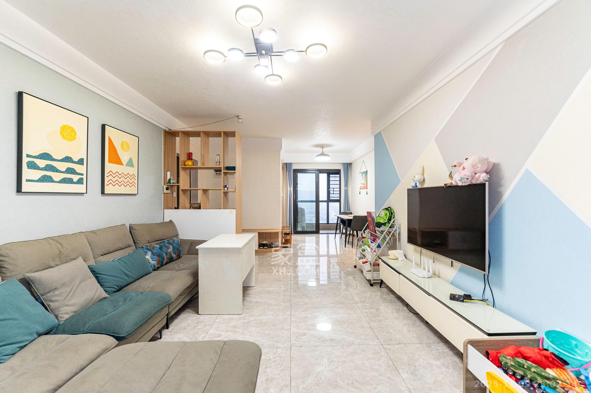 君合新城玺樾  4室2厅2卫    103.0万客厅