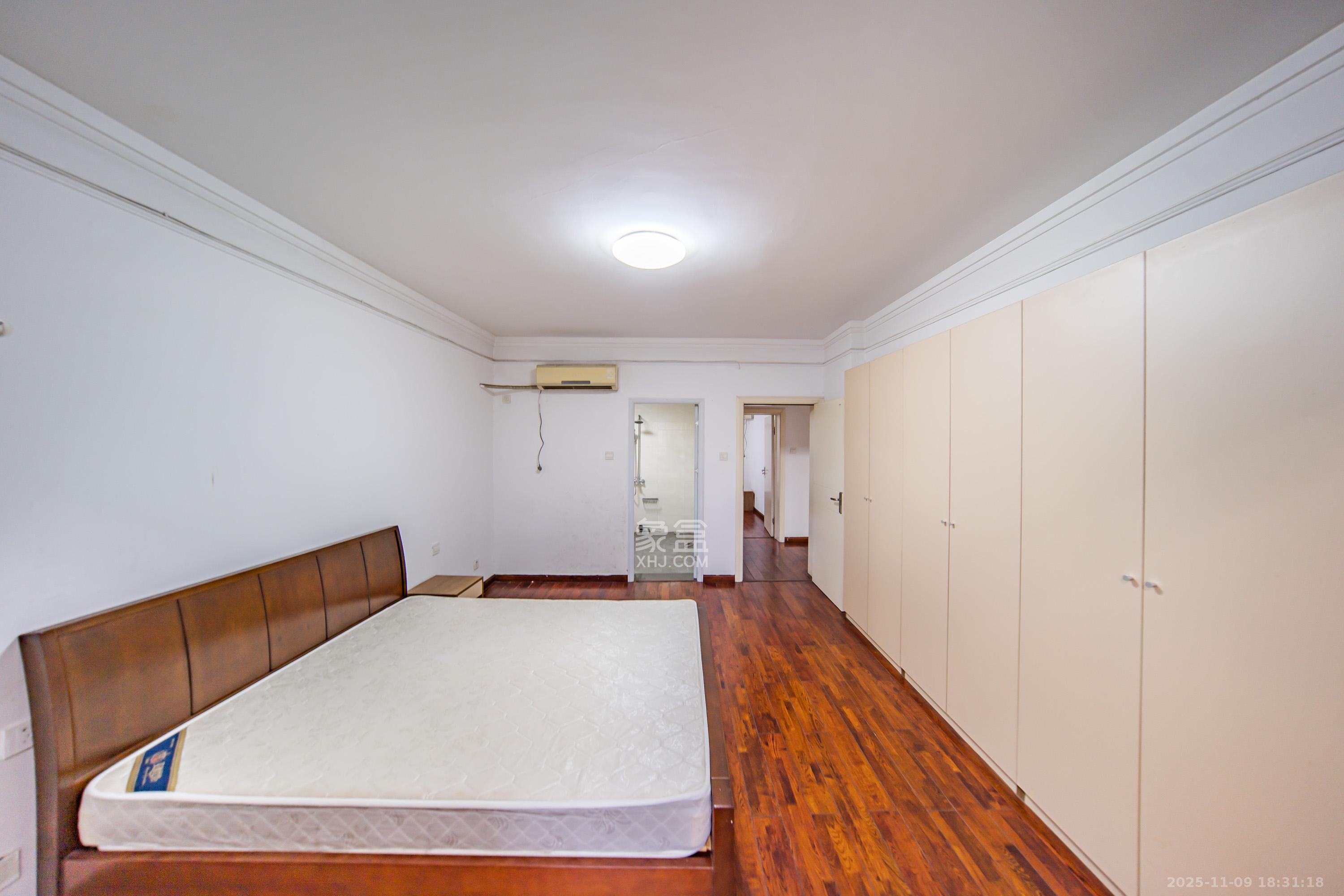 四季阳光花城  4室2厅2卫    180.0万卧室