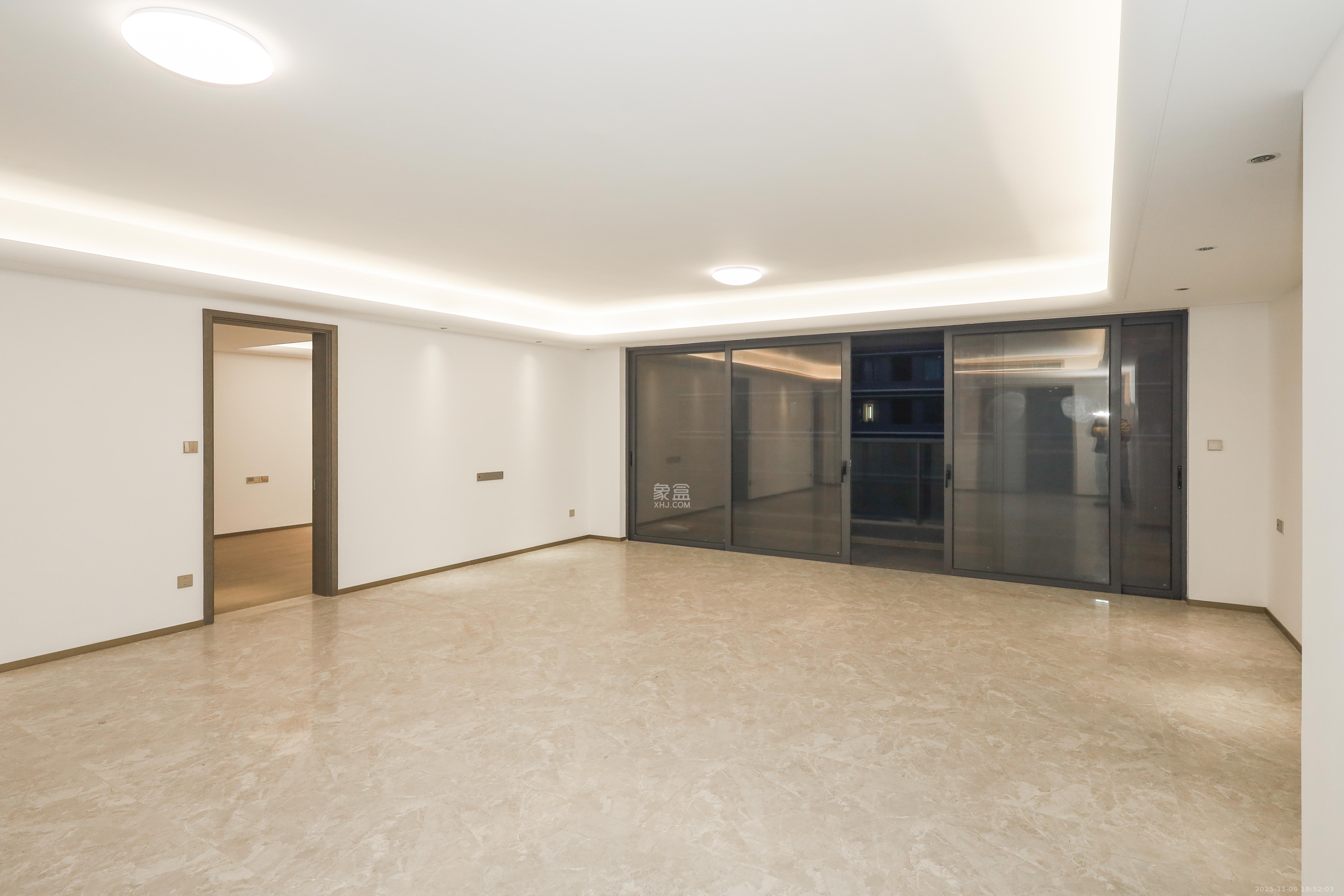 绿城招商桂语雲峯  4室2厅2卫    288.0万客厅