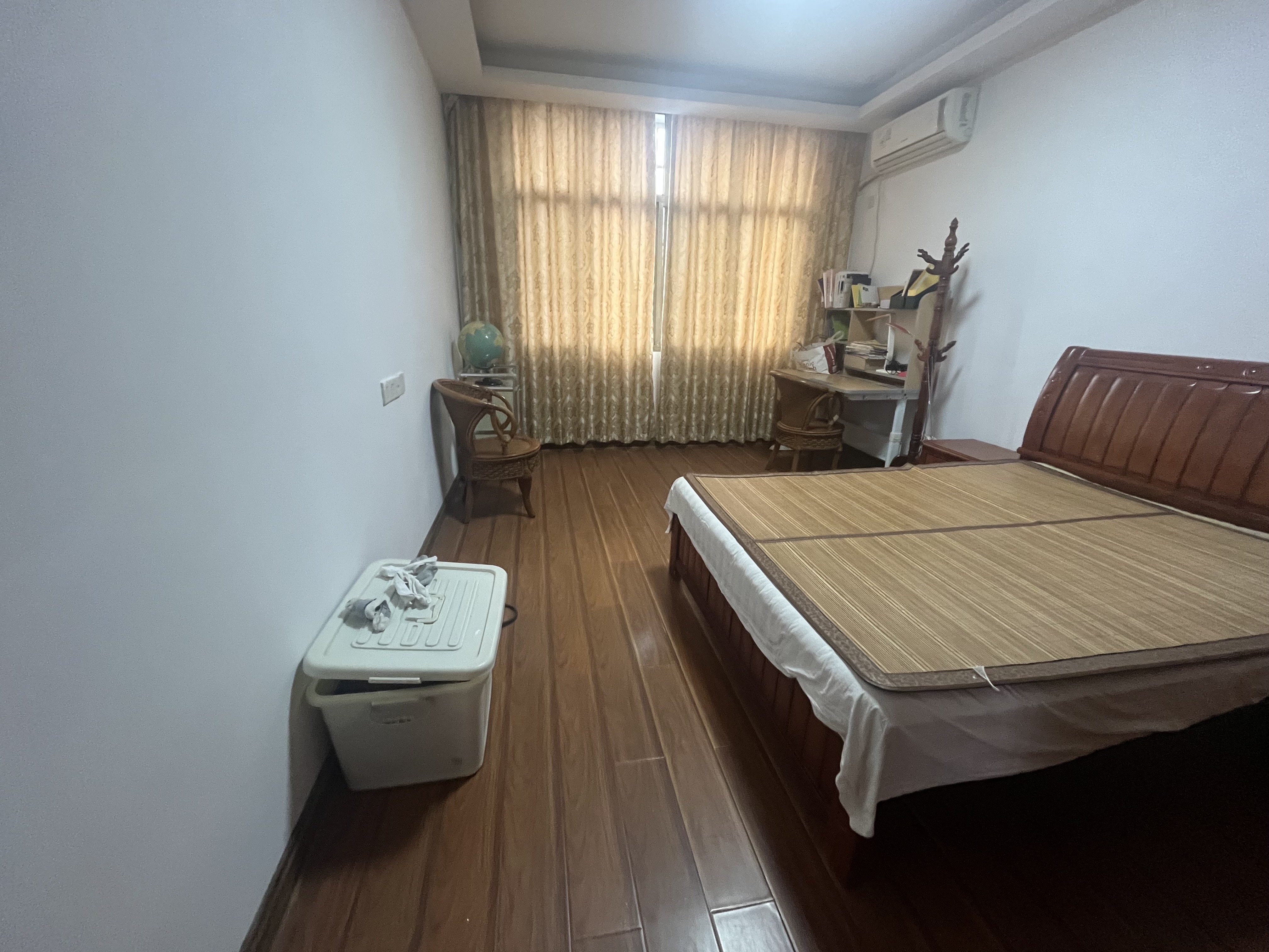 翰林苑  4室2厅3卫    93.8万客厅