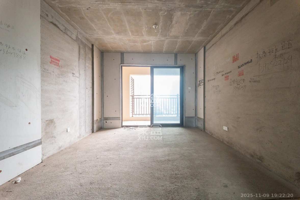 兴进珺府 4室2厅2卫 102.8万 兴进珺府 4室2厅2卫 102.8万客厅