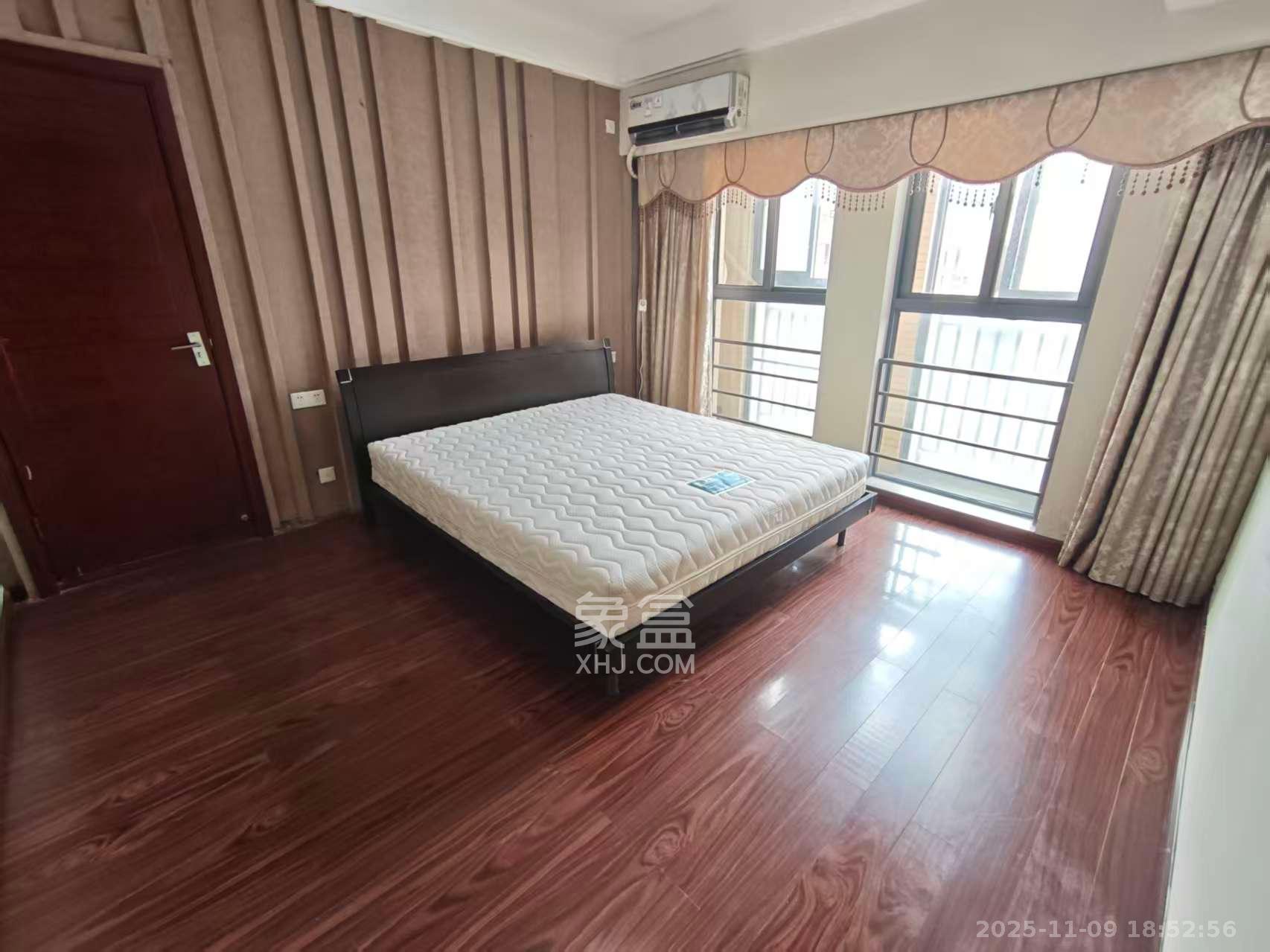 中城丽景香山园  4室2厅2卫    5200.0元/月室内图