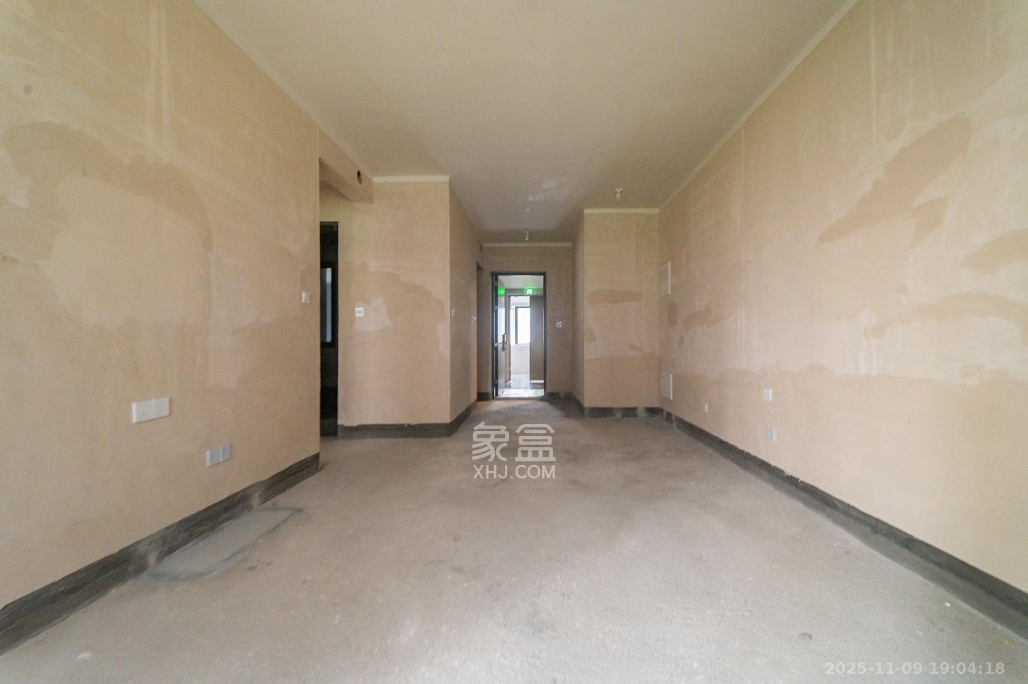 绿城美的明月江南  3室2厅1卫    85.8万客厅