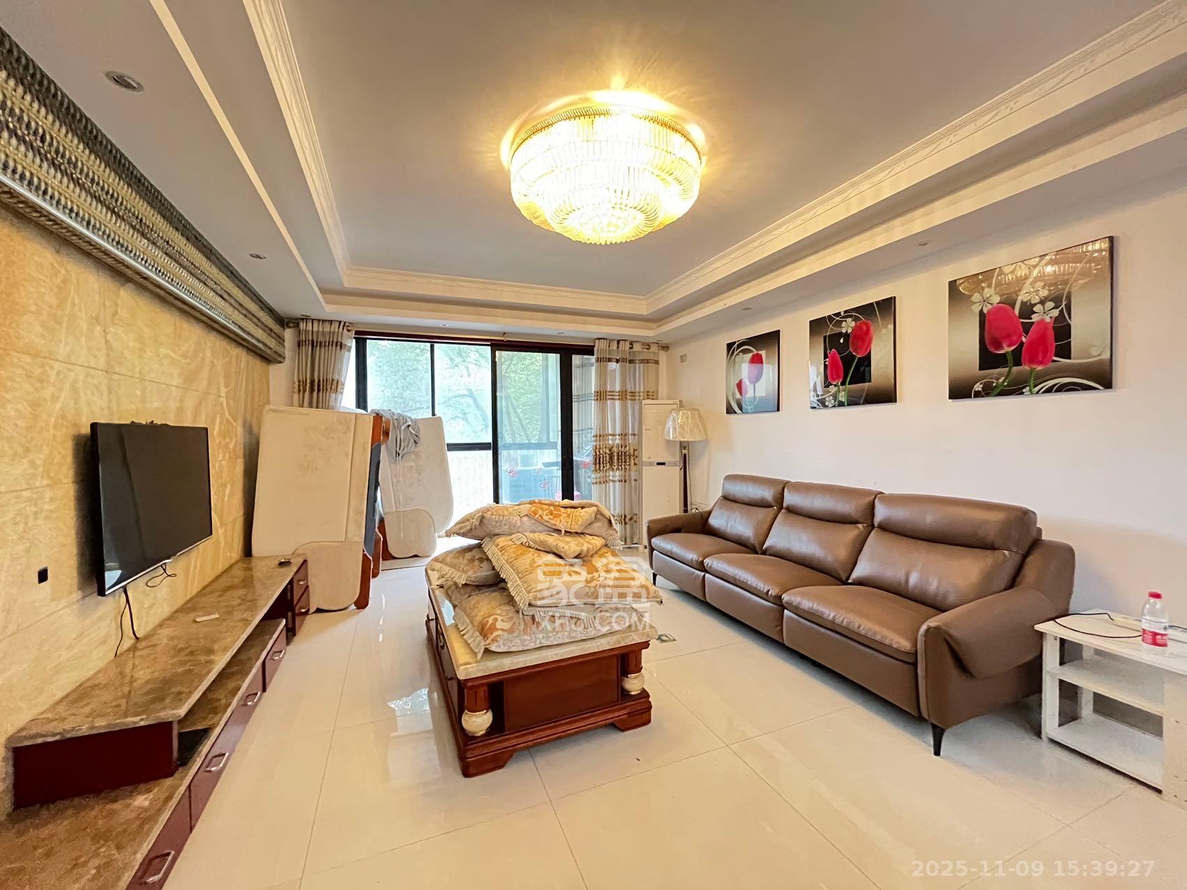 阳光100三期  3室2厅2卫    3200.0元/月